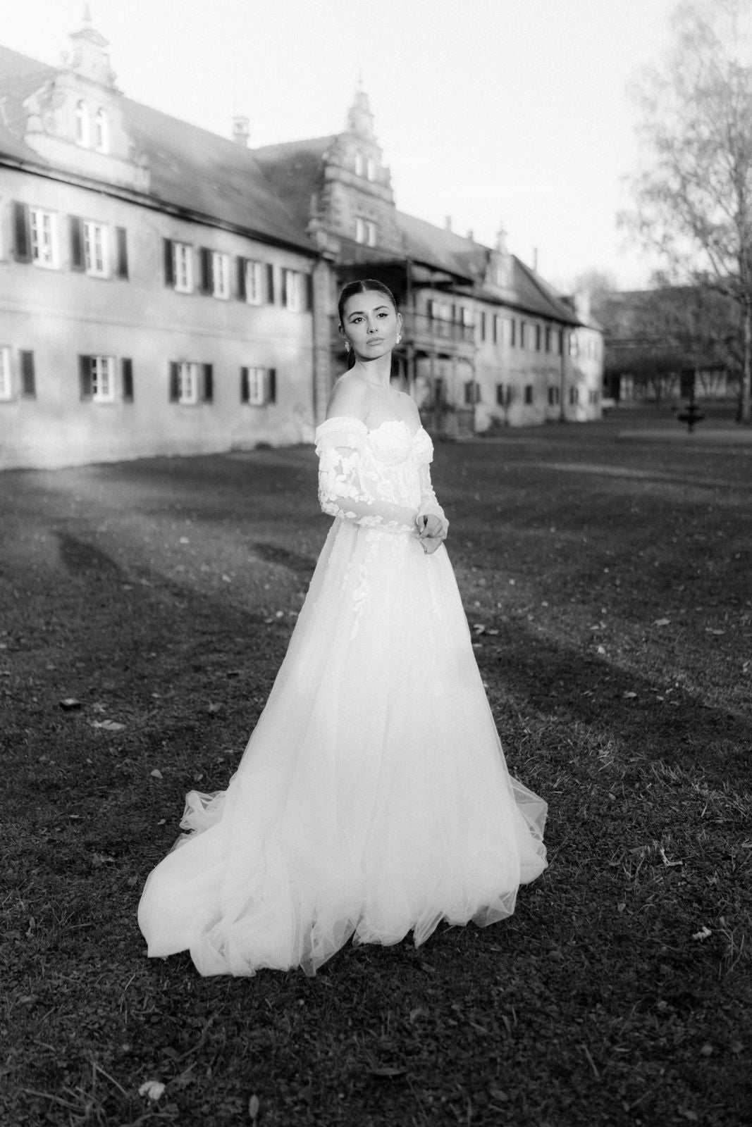 Ohrringe, weisse Ohrstecker, große Brautohrringe, Perlmutt Blätter, feiner Brautschmuck, Schmuck Hochzeit, Blütenohrringe, moderne Ohrstecker, Standesamt, Perlenschmuck, Perlenohrringe, Weddinginspiration