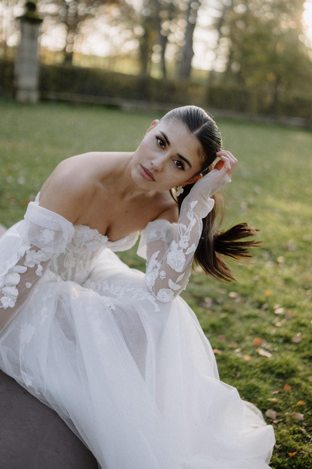 Ohrringe, weisse Ohrstecker, große Brautohrringe, Perlmutt Blätter, feiner Brautschmuck, Schmuck Hochzeit, Blütenohrringe, moderne Ohrstecker, Standesamt, Perlenschmuck, Perlenohrringe, Weddinginspiration