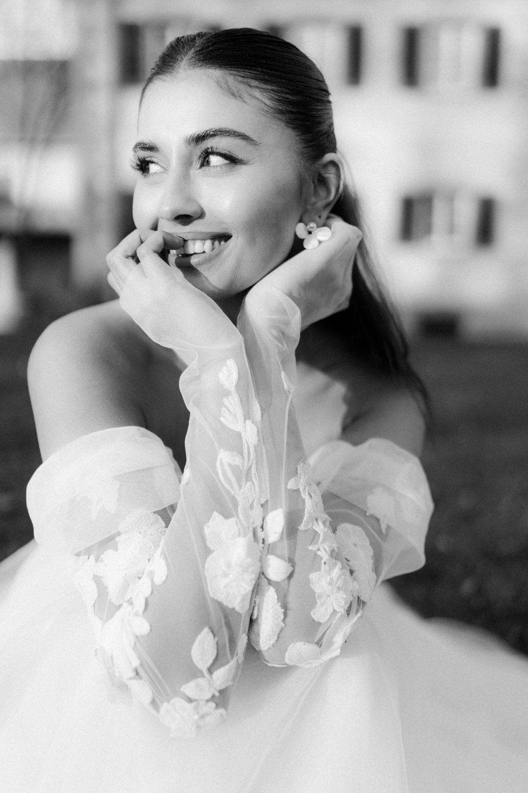 Ohrringe, weisse Ohrstecker, große Brautohrringe, Perlmutt Blätter, feiner Brautschmuck, Schmuck Hochzeit, Blütenohrringe, moderne Ohrstecker, Standesamt, Perlenschmuck, Perlenohrringe, Weddinginspiration