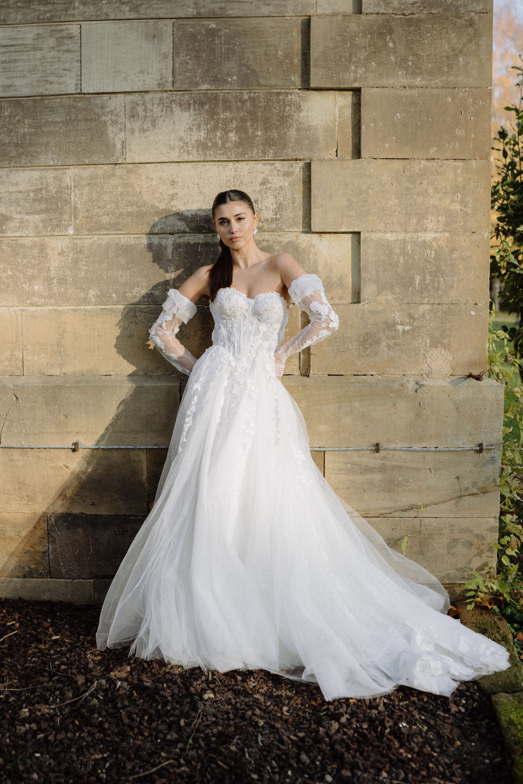 Ohrringe, weisse Ohrstecker, große Brautohrringe, Perlmutt Blätter, feiner Brautschmuck, Schmuck Hochzeit, Blütenohrringe, moderne Ohrstecker, Standesamt, Perlenschmuck, Perlenohrringe, Weddinginspiration