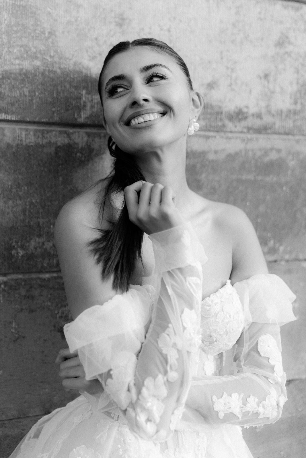 Ohrringe, weisse Ohrstecker, große Brautohrringe, Perlmutt Blätter, feiner Brautschmuck, Schmuck Hochzeit, Blütenohrringe, moderne Ohrstecker, Standesamt, Perlenschmuck, Perlenohrringe, Weddinginspiration