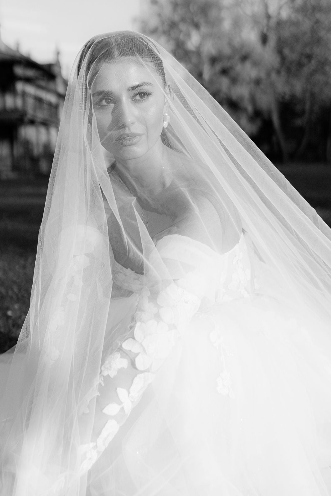 Ohrringe, weisse Ohrstecker, große Brautohrringe, Perlmutt Blätter, feiner Brautschmuck, Schmuck Hochzeit, Blütenohrringe, moderne Ohrstecker, Standesamt, Perlenschmuck, Perlenohrringe, Weddinginspiration