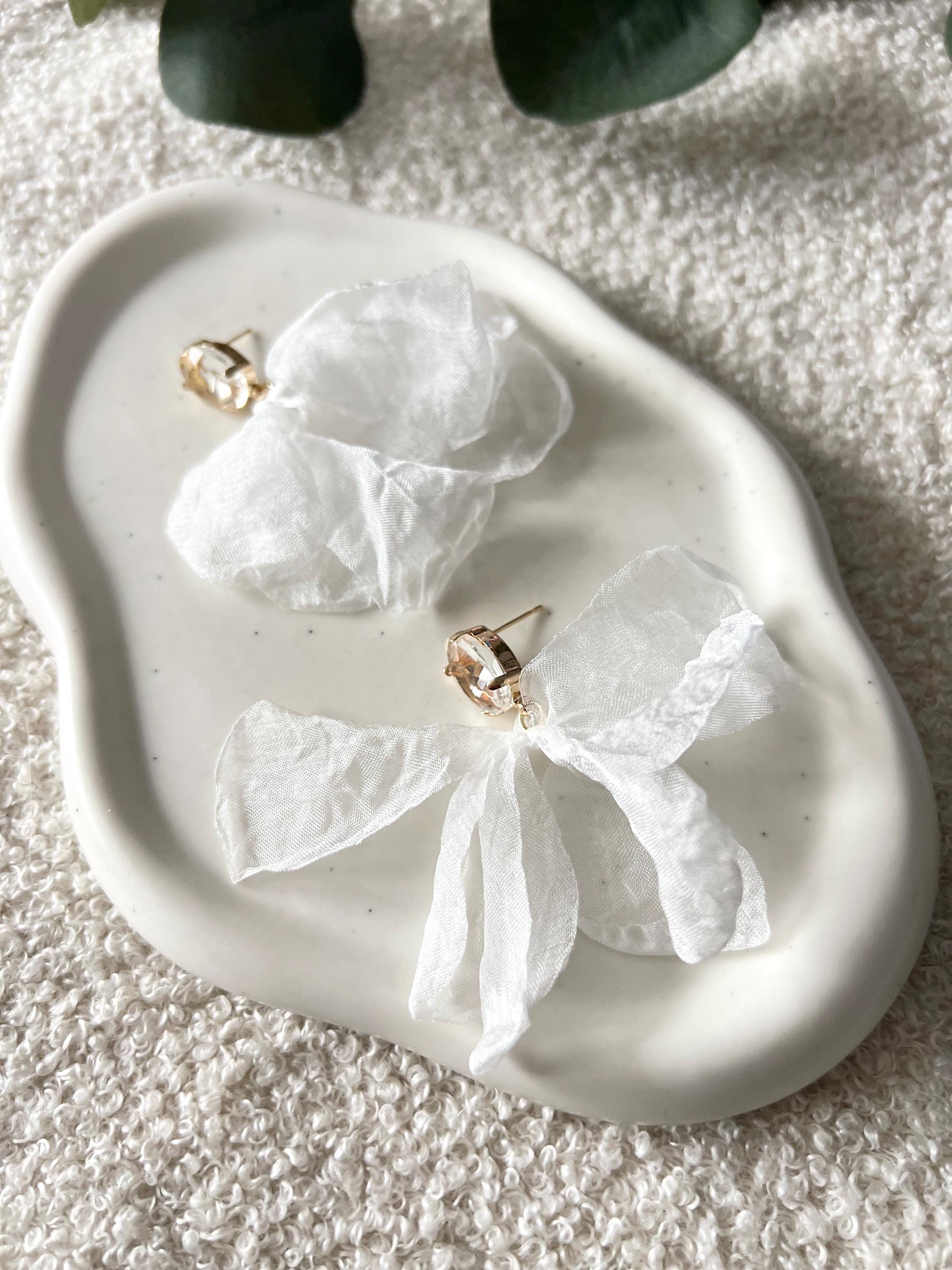 große Ohrringe, weiße Blätter aus Stoff, Brautohrringe weiß, Blütenblätter, Brautschmuck, moderne Ohrstecker Standesamt, Braut Schmuck Hochzeit