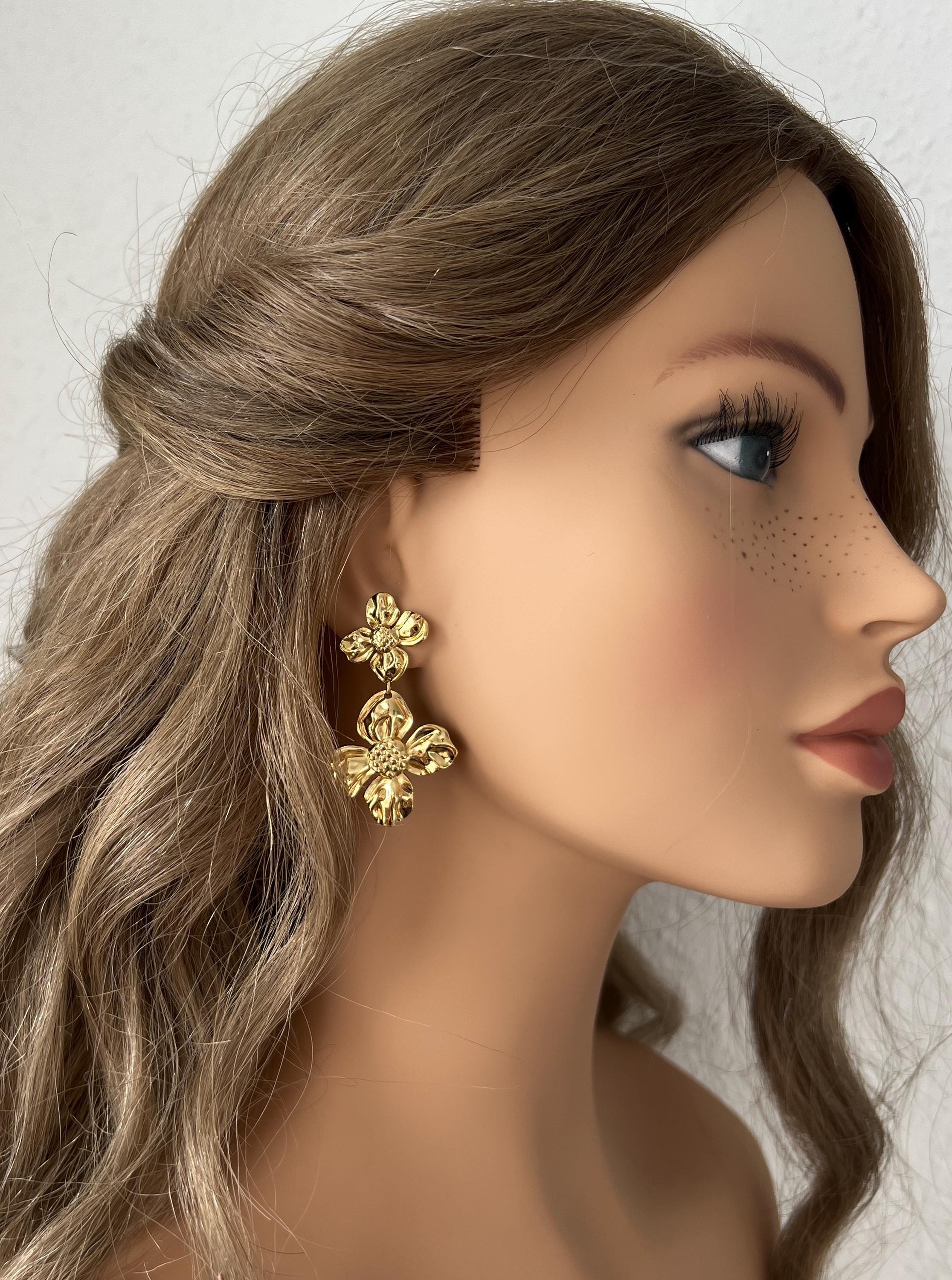Goldene große Brautohrringe, moderne Ohrringe mit glaenzenden Blumen, feine Brautohrringe, Schmuck Hochzeit, lange Haengeohrringe, Ohrstecker, Brautjungfer, Damenschmuck, Ohrschmuck Frauen, eleganter Brautschmuck, Schmuckbuete