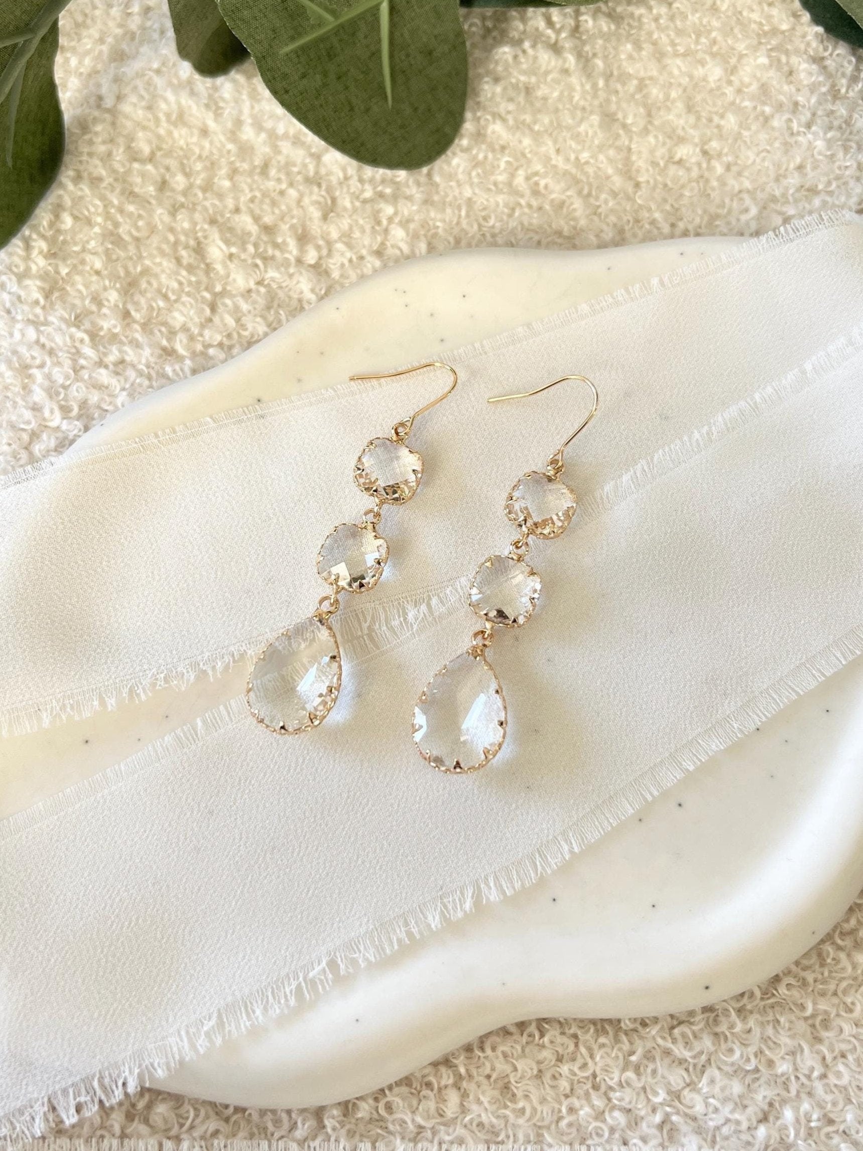 Ohrringe Braut, Gold, Brautohrringe, Tropfenohrringe, moderner Brautschmuck, glänzender Ohrschmuck Standesamt, Schmuck Hochzeit, Brautjungfer und Trauzeugin