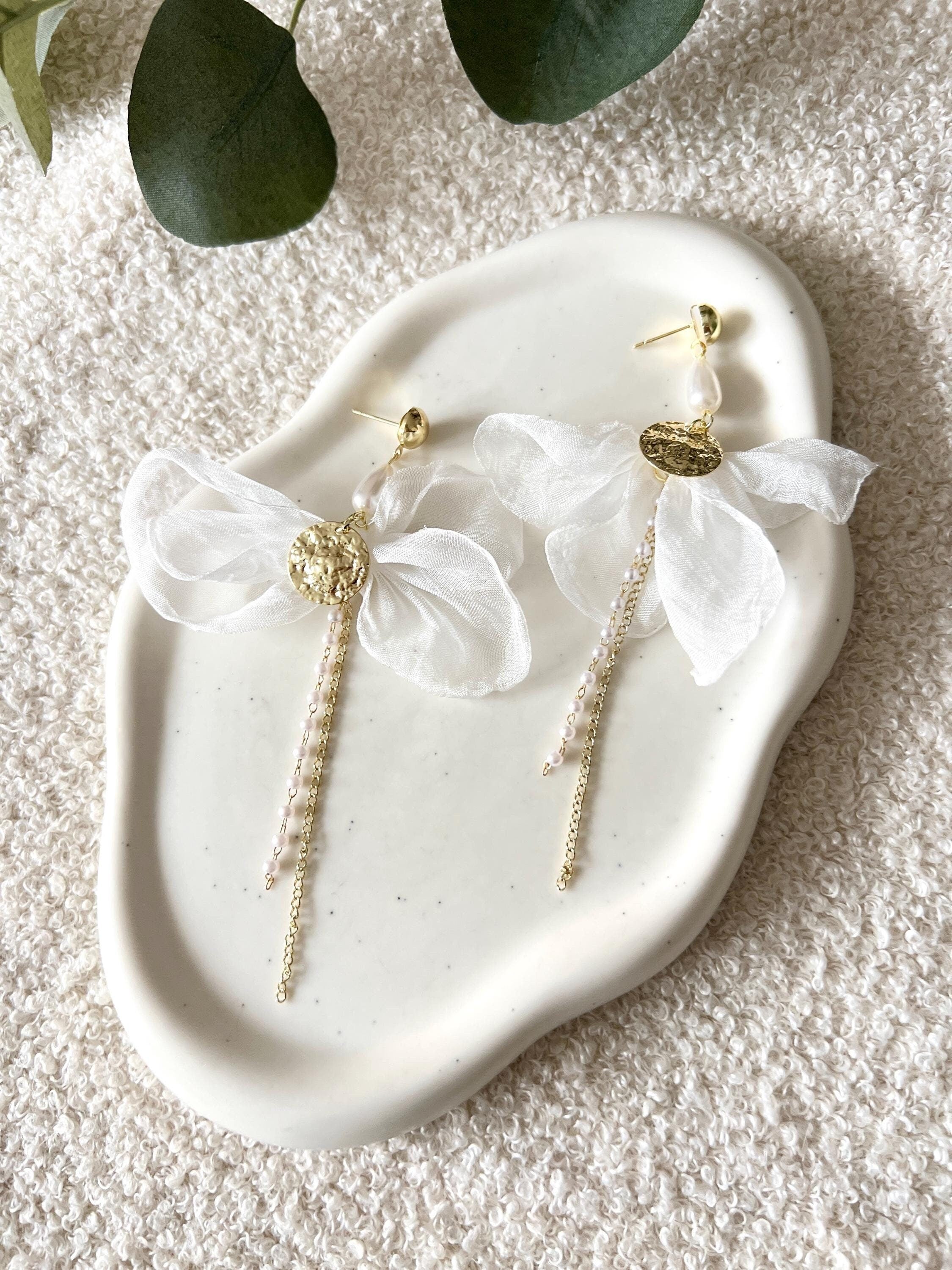 moderne Ohrringe Braut, Brautschmuck, weiß und Gold, elegante lange Hängeohrringe, weiße Perlen, Schmuck Standesamt Hochzeit, große Brautohrringe, extravagant, feiner Hochzeitsschmuck, Perlenschmuck