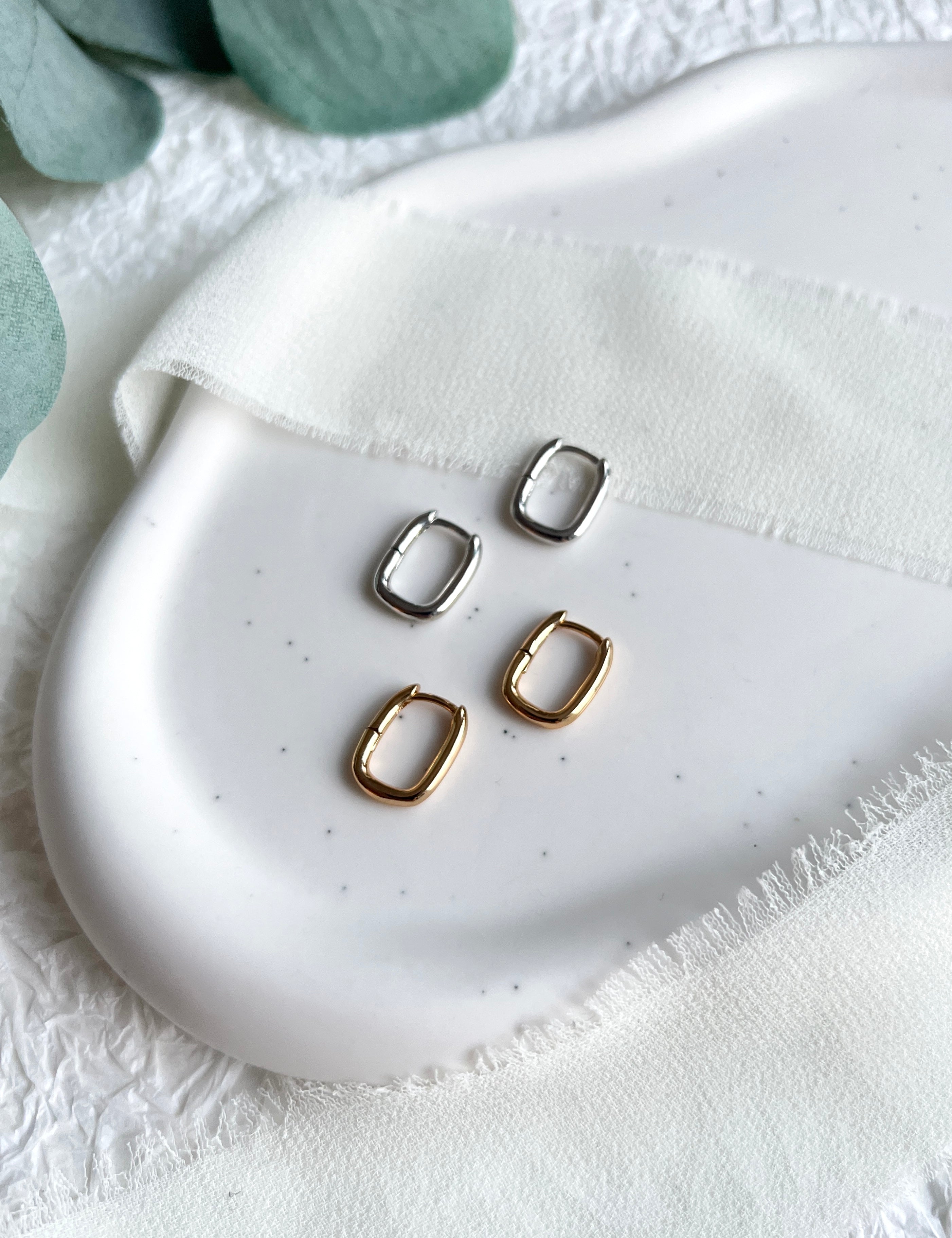 Creolen Ohrringe, Silber oder Gold, geometrische Ohrringe, Huggie, rechteckige Hoopohrringe, Geschenk für Sie, glänzender Schmuck, minimalistisch, Weihnachtsgeschenk, moderner Brautschmuck