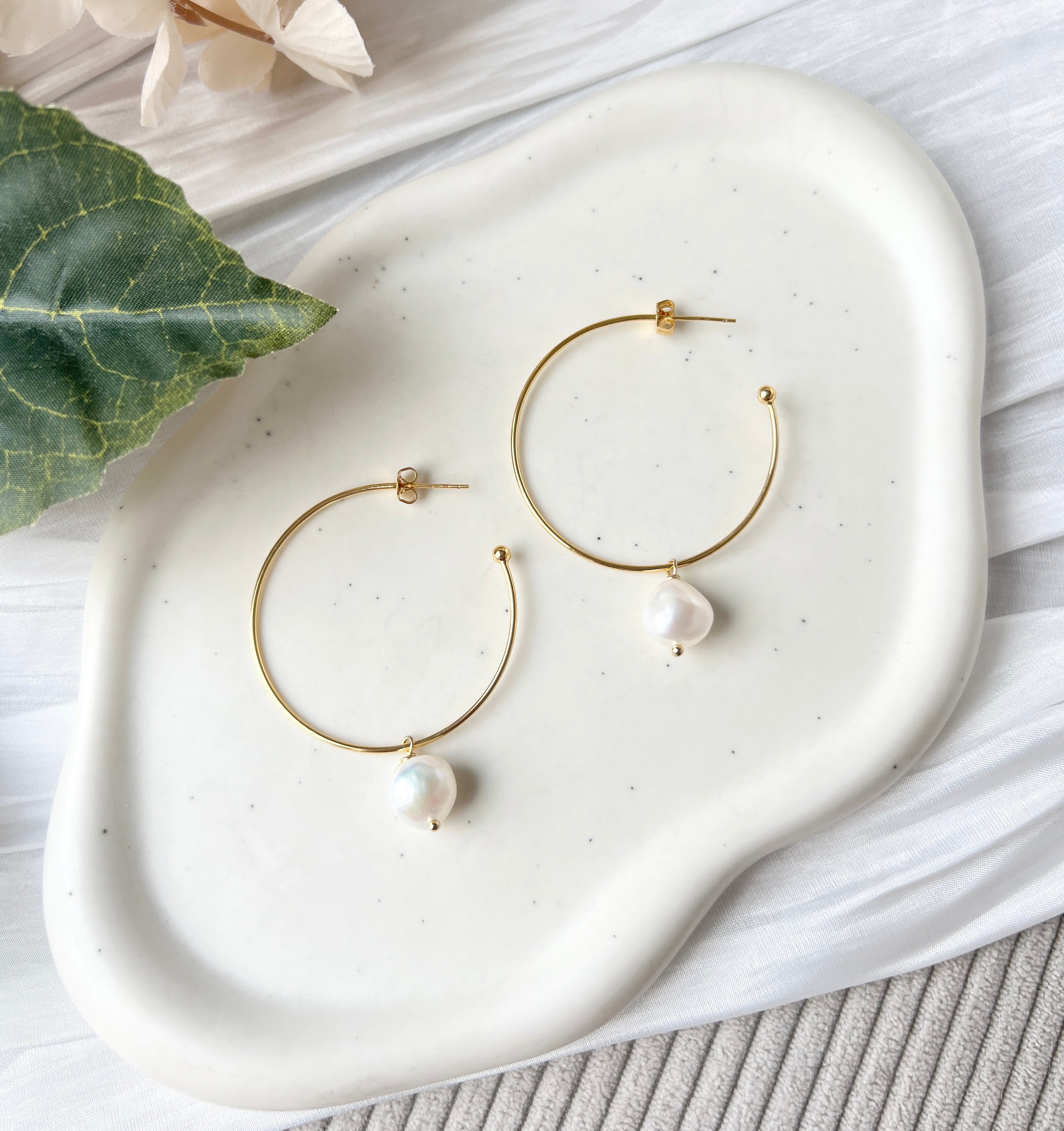 Feine Creolenohrringe mit Perlenanhaenger, Gold und Weiss, Schmuck für Frauen, Ohrsteckerverschluss, Damenohrringe, eleganter Brautschmuck, moderne Ohrringe fuer Sie, Geschenk Frauen, zarter Perlenschmuck, Perlenohrringe, Hochzeitsschmuck, Bride to be, Weddinginspiration