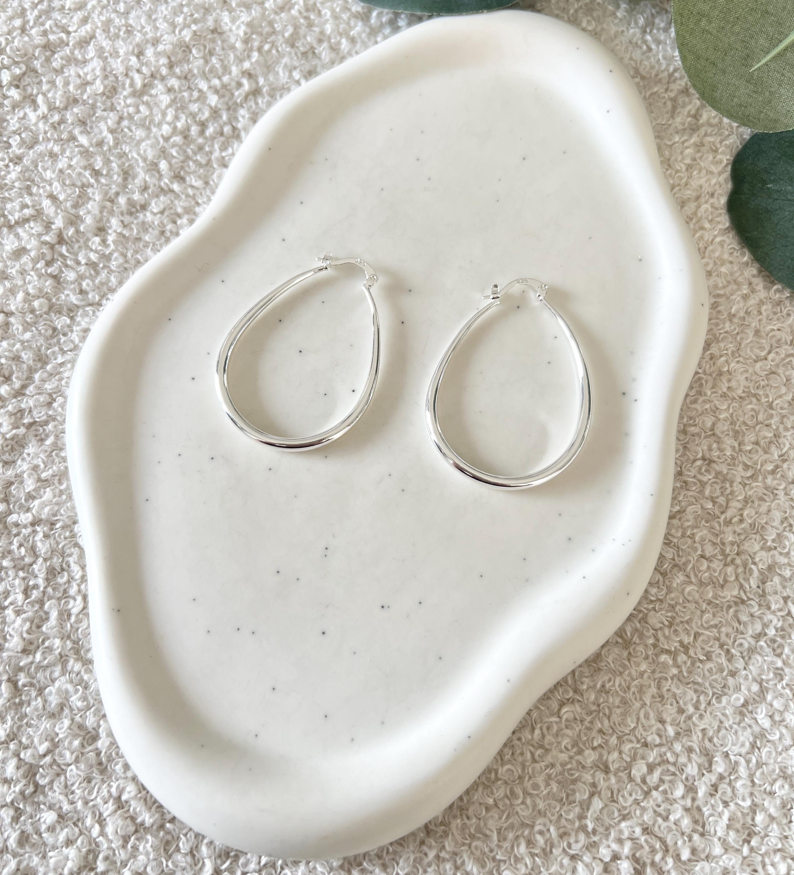 Silberne ovale Creolen, hellsilber, Ohrringe, moderne Brautohrringe, Schmuck Hochzeit, Geschenk fuer Sie, Weihnachtsgeschenk Frauen, Geburtstagsgeschenk, hochwertiger Ohrschmuck
