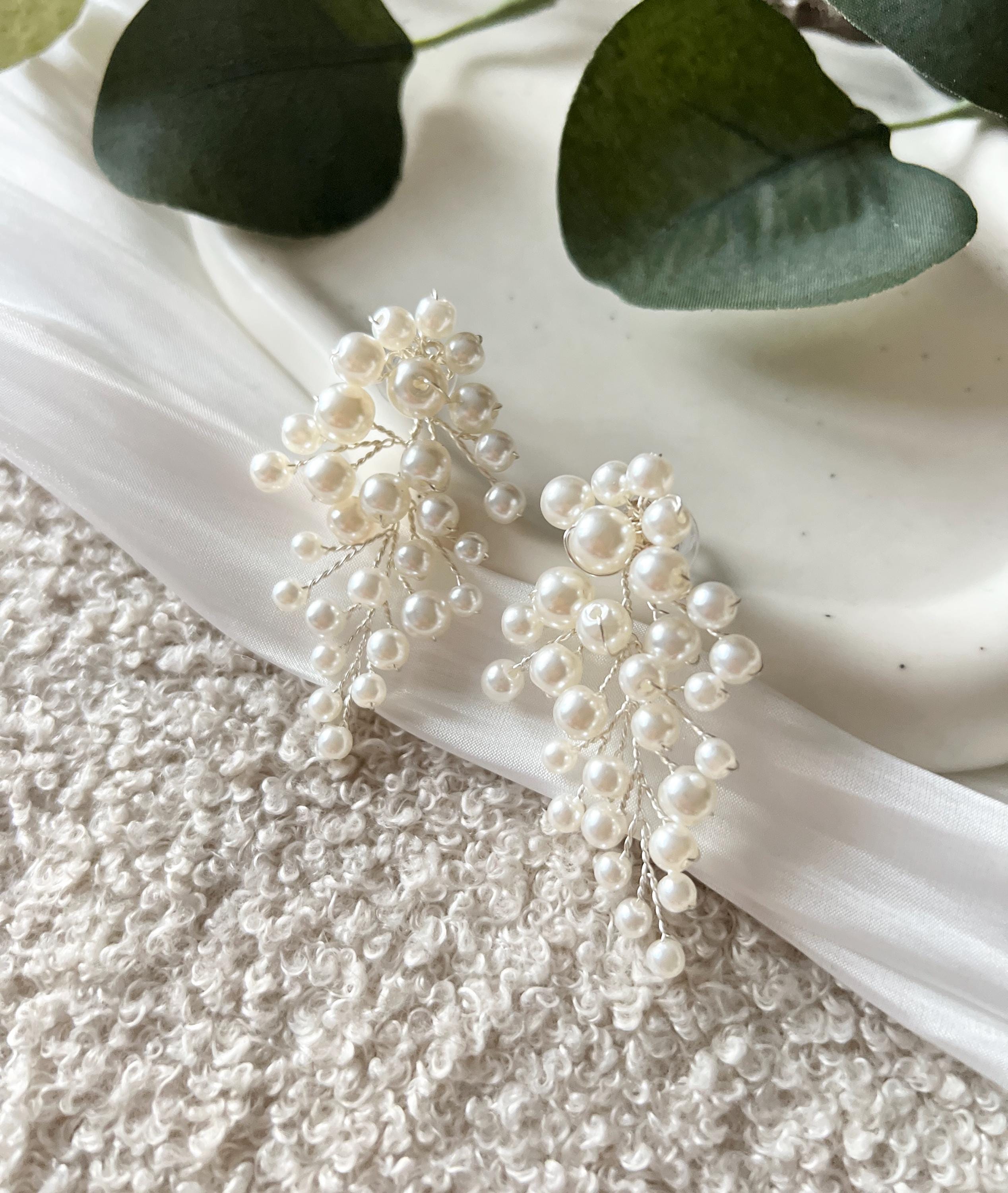 Elegante Perlenohrringe, weiße feine Perlen und silberner Juwelierdraht, Haengende Ohrringe mit Ohrstecker, moderner Brautschmuck, schicke Brautohrringe, Schmuck Hochzeit, Weddinginspiration