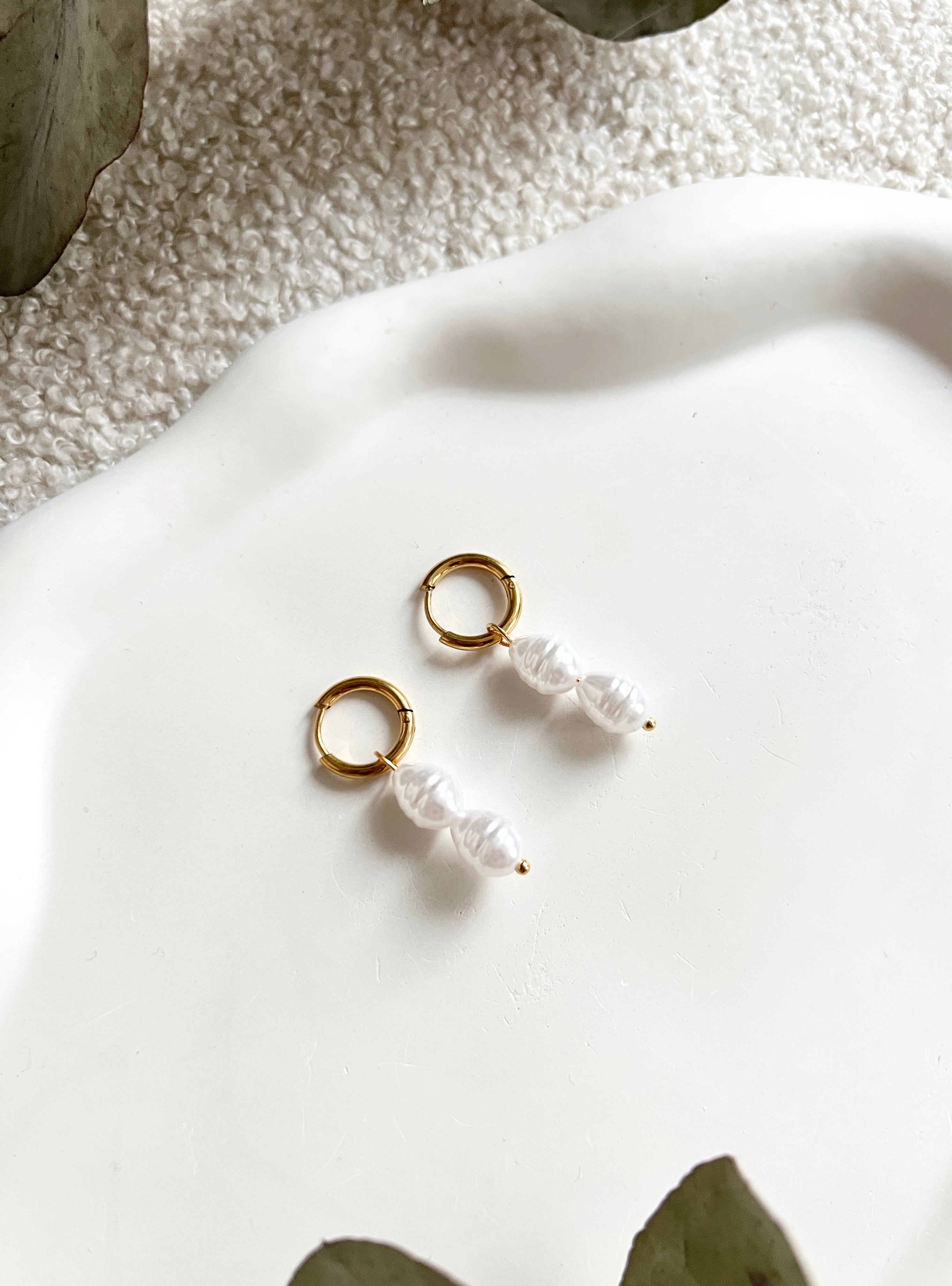 Creolen mit weißen Kunstperlen, Perlenohrringe, moderne Ohrringe, Hochzeitsschmuck, Brautjungfer, goldene Creolen aus Edelstahl, Geschenk für Sie, Damenschmuck, feine Damenohrringe, Geburtstagsgeschenk, Valentinstag