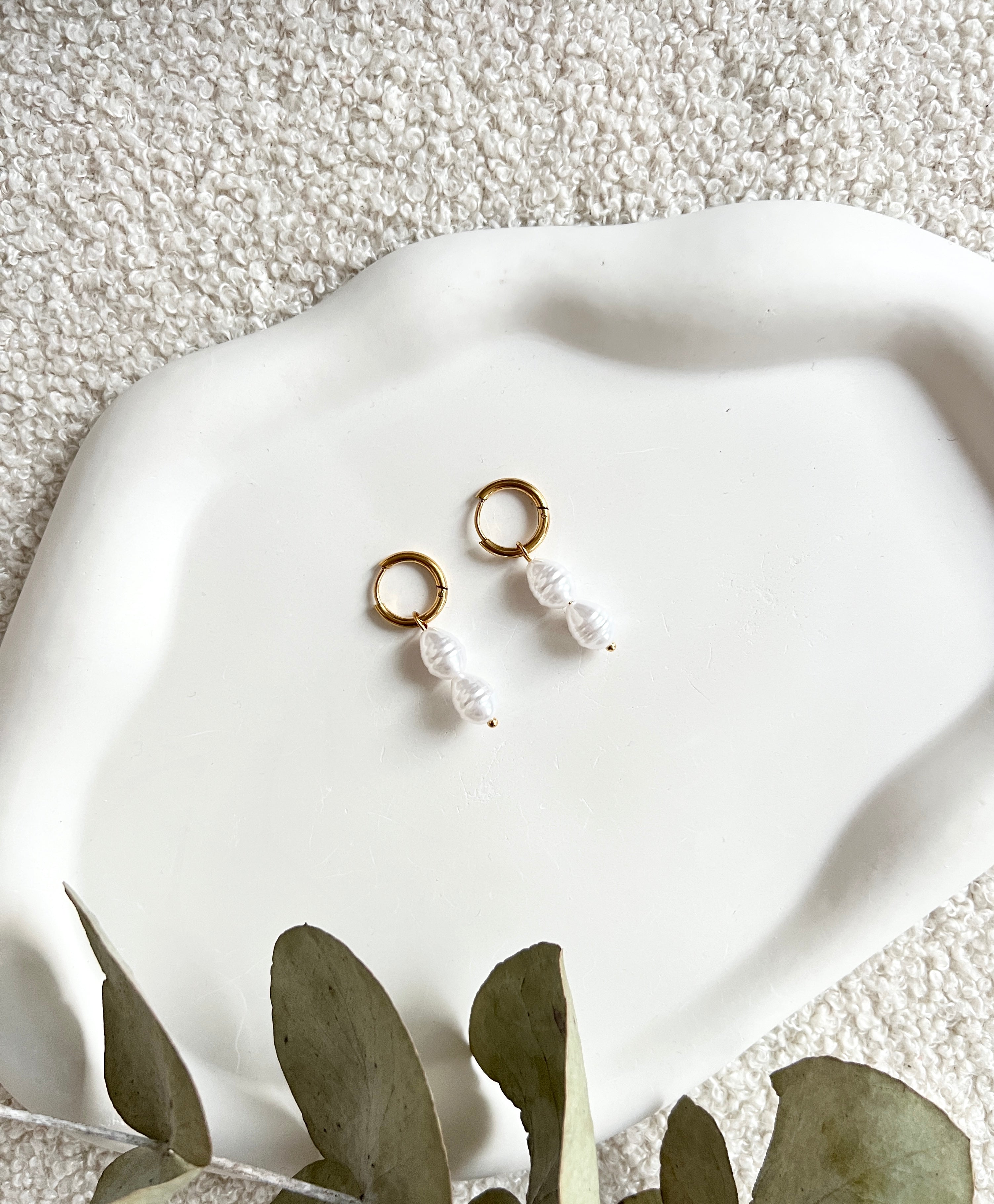 Creolen mit weißen Kunstperlen, Perlenohrringe, moderne Ohrringe, Hochzeitsschmuck, Brautjungfer, goldene Creolen aus Edelstahl, Geschenk für Sie, Damenschmuck, feine Damenohrringe, Geburtstagsgeschenk, Valentinstag Perlenschmuck