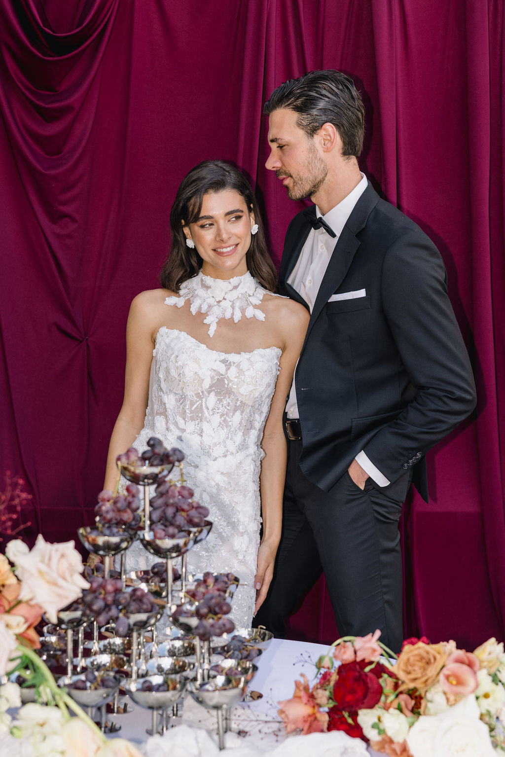 Ohrringe, weiß-transparente Blüten, abstrakt, Couture, feine Ohrstecker, Brautohrringe, Schmuck fuer die Hochzeit, Hochzeitsschmuck, eleganter Brautschmuck, moderne Damenohrringe, Schmuckbluete