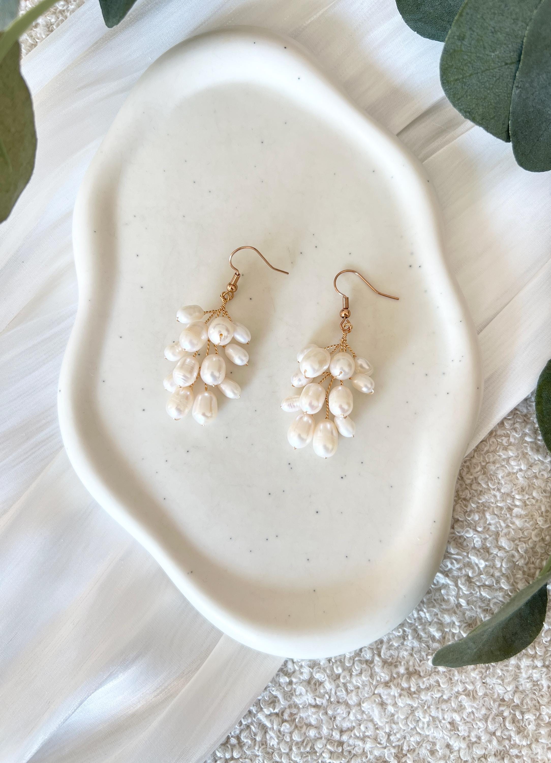 Ohrringe Braut, weiße Perlen, Gold, Hängeohrringe, elegante Brautohrringe, Hochzeit, Schmuck, Brautschmuck, Ohrschmuck Brautjungfer, Perlenschmuck, feine Perlenohrringe