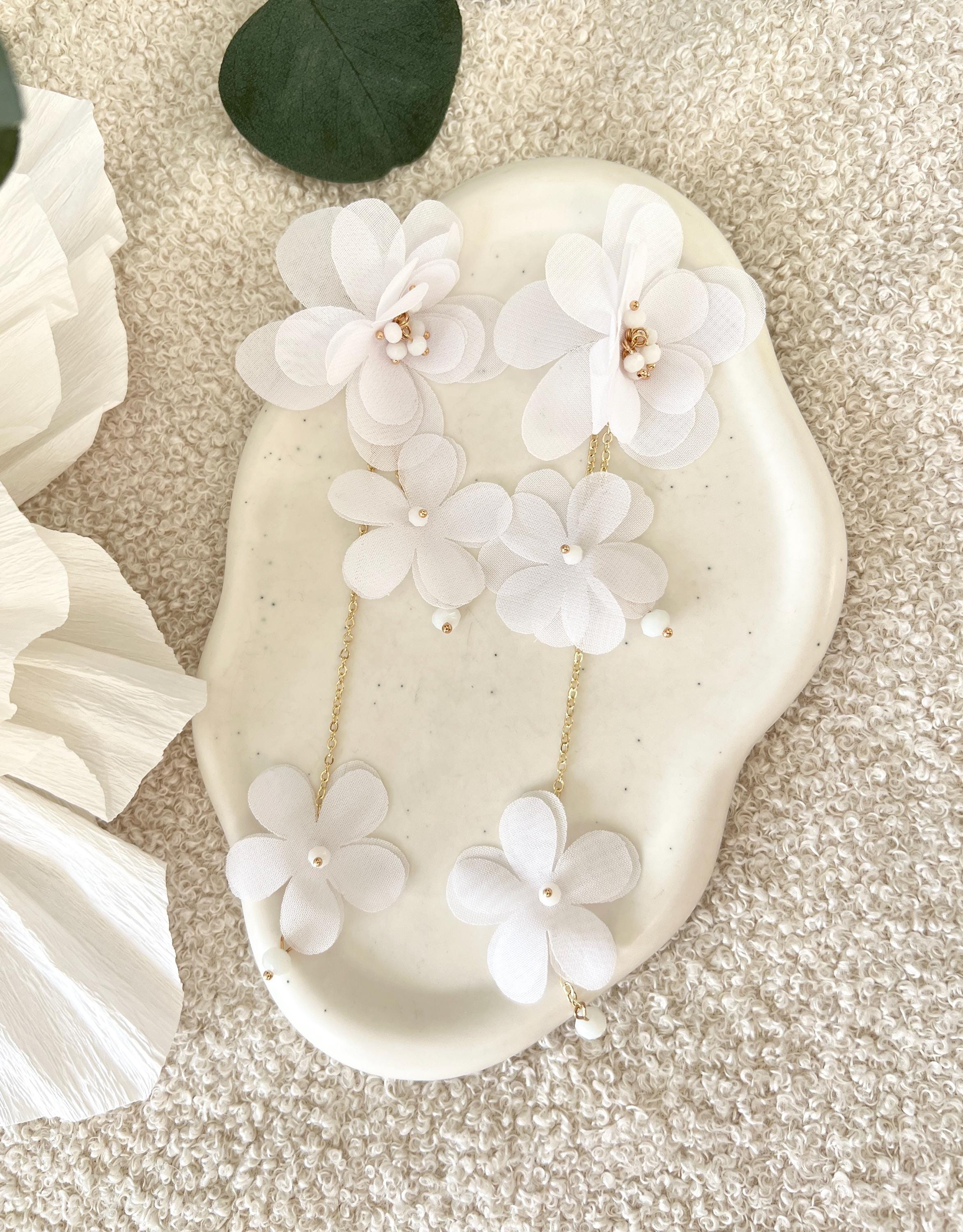 Bluetenohrringe, weiße Büten Stoff, lange Hängeohrringe, Brautschmuck, moderne Ohrstecker Standesamt Hochzeit, Brautohrringe, Blumen Ohrschmuck, Braut Zubehör