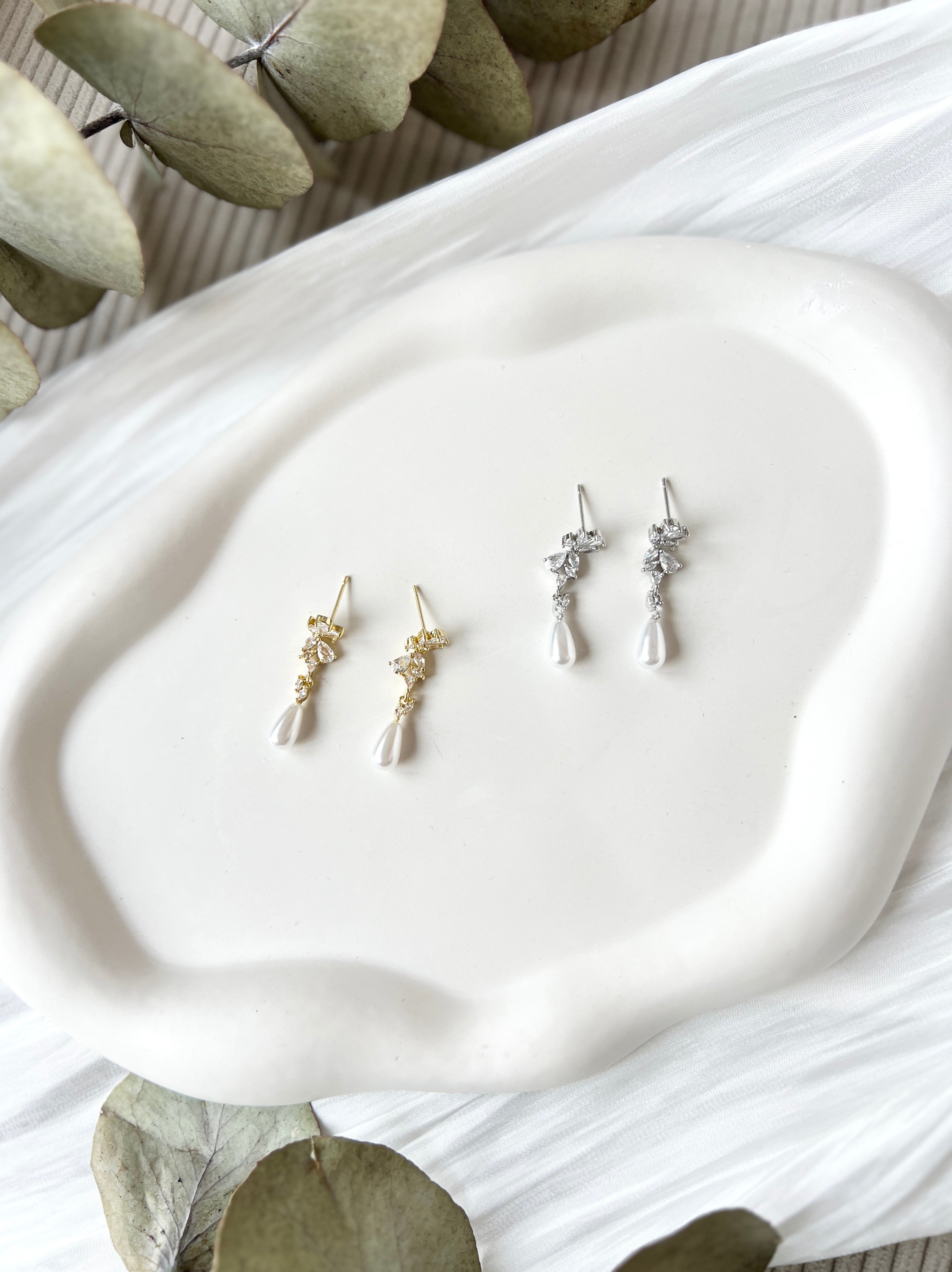 Hängende Perlenohrstecker mit ovalen weißen Perlen und funkelnden Zirkoniasteinen, moderne Brautohrringe, Gold oder Silber, Ohrringe fuer Frauen, Elegante Ohrstecker fuer die Braut, Brautjungfer oder Trauzeugin, hochwertiger Schmuck Hochzeit, Geschenk fuer Sie, Weihnachtsgeschenk Frauen, feiner Damenschmuck