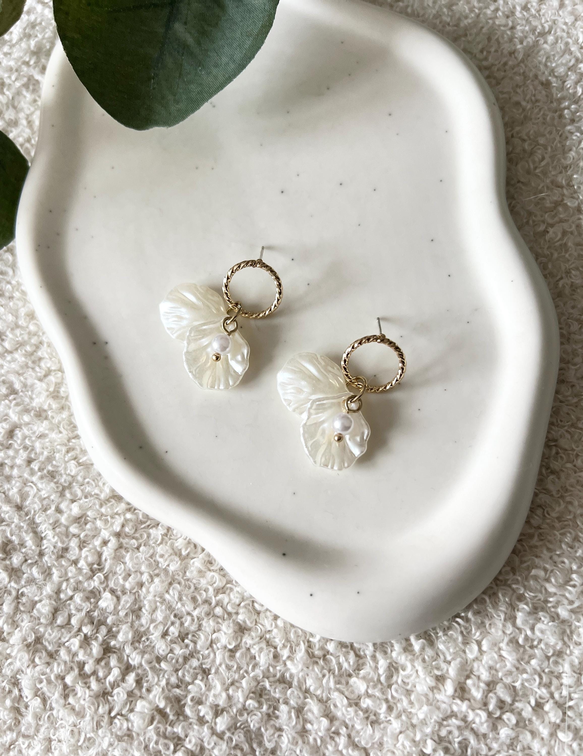Ohrringe Braut, Hängeohrringe Blätter, Perlmuttoptik, Ohrstecker weiße Perle, Brautjungfer Schmuck Hochzeit, Trauzeugin Ohrschmuck, moderne Brautohrringe Standesamt
