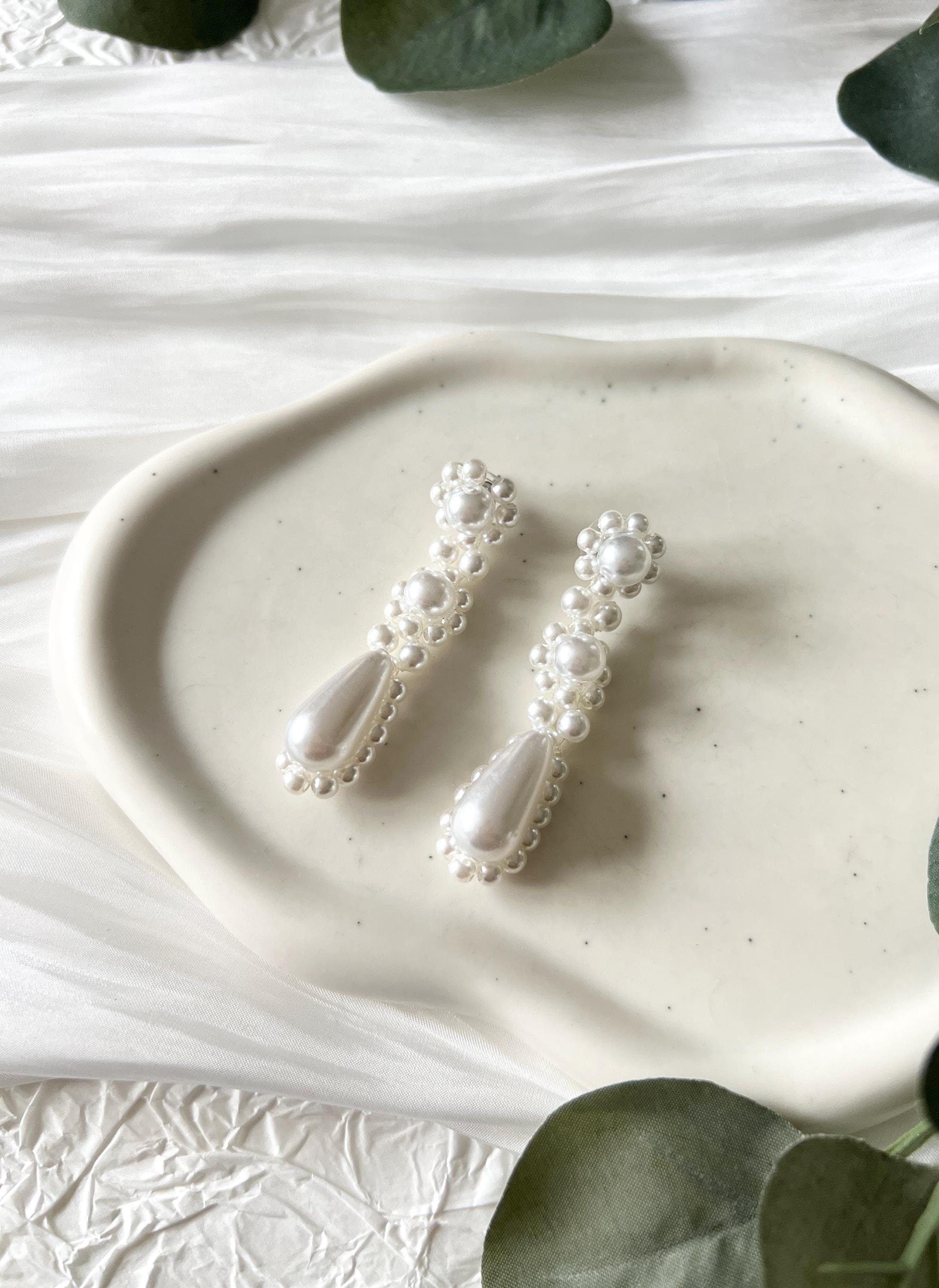 Moderne Perlenohrringe, elegante Ohrringe, feiner Brautschmuck, schicke Brautohrringe, weiss, opulenter Perlenschmuck, Schmuck fuer die Hochzeit, Hochzeitsschmuck, Braut, Standesamt, Weddinginspiration