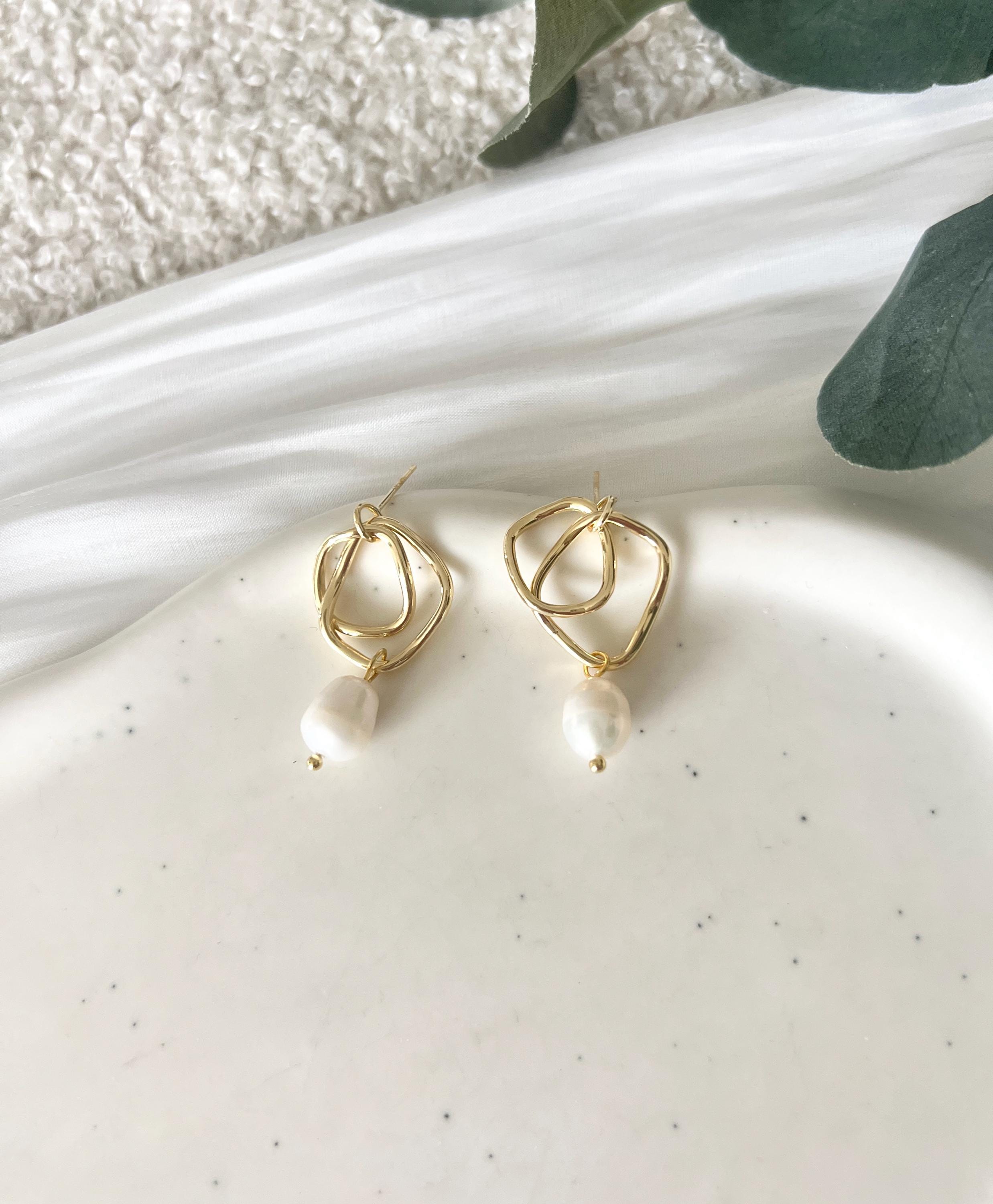 Perlenohrringe Braut, Gold, ovale Perlen, moderne Ohrstecker, elegante Ohrringe, geometrische Brautschmuck, Brautohrringe, Schmuck Hochzeit