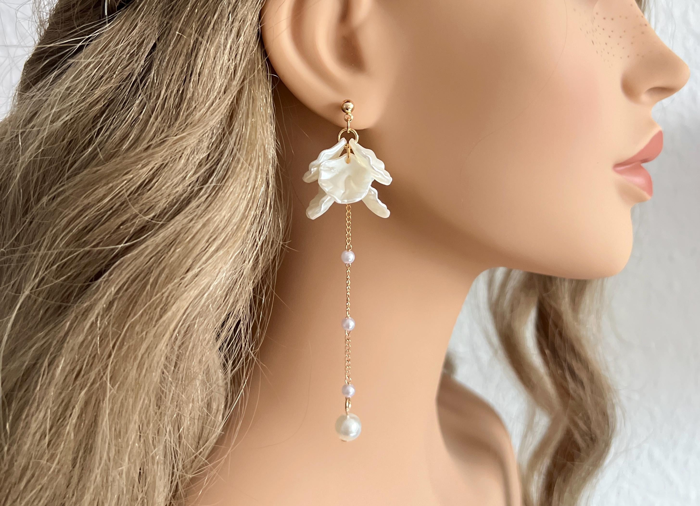 Brautohrringe, gold und weiß, Blätter, Perlmuttoptik, weiße Perlen, lange Hängeohrringe, Brautschmuck, Ohrstecker, moderne Brautohrringe Standesamt, Schmuck Hochzeit