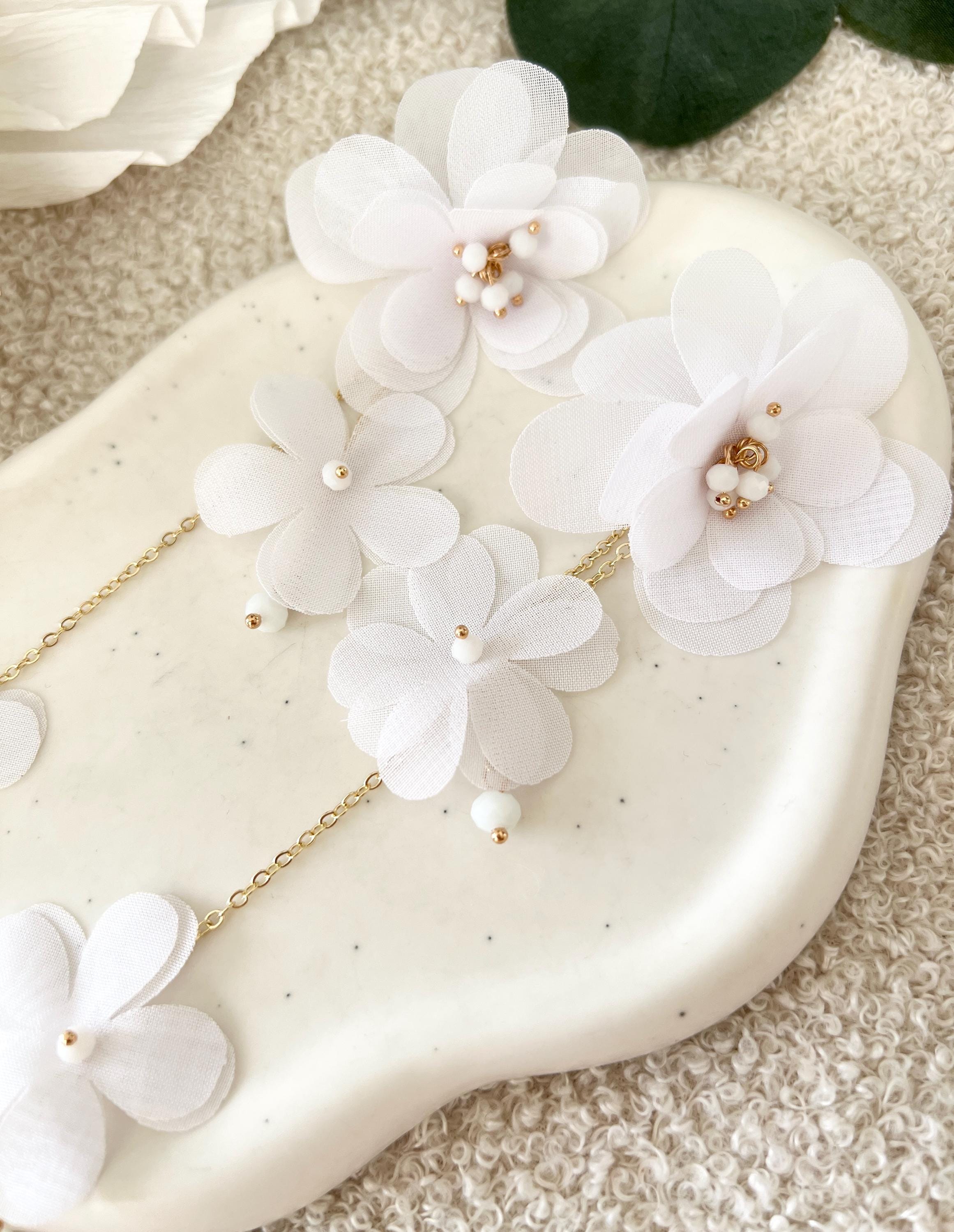 Bluetenohrringe, weiße Büten Stoff, lange Hängeohrringe, Brautschmuck, moderne Ohrstecker Standesamt Hochzeit, Brautohrringe, Blumen Ohrschmuck, Braut Zubehör