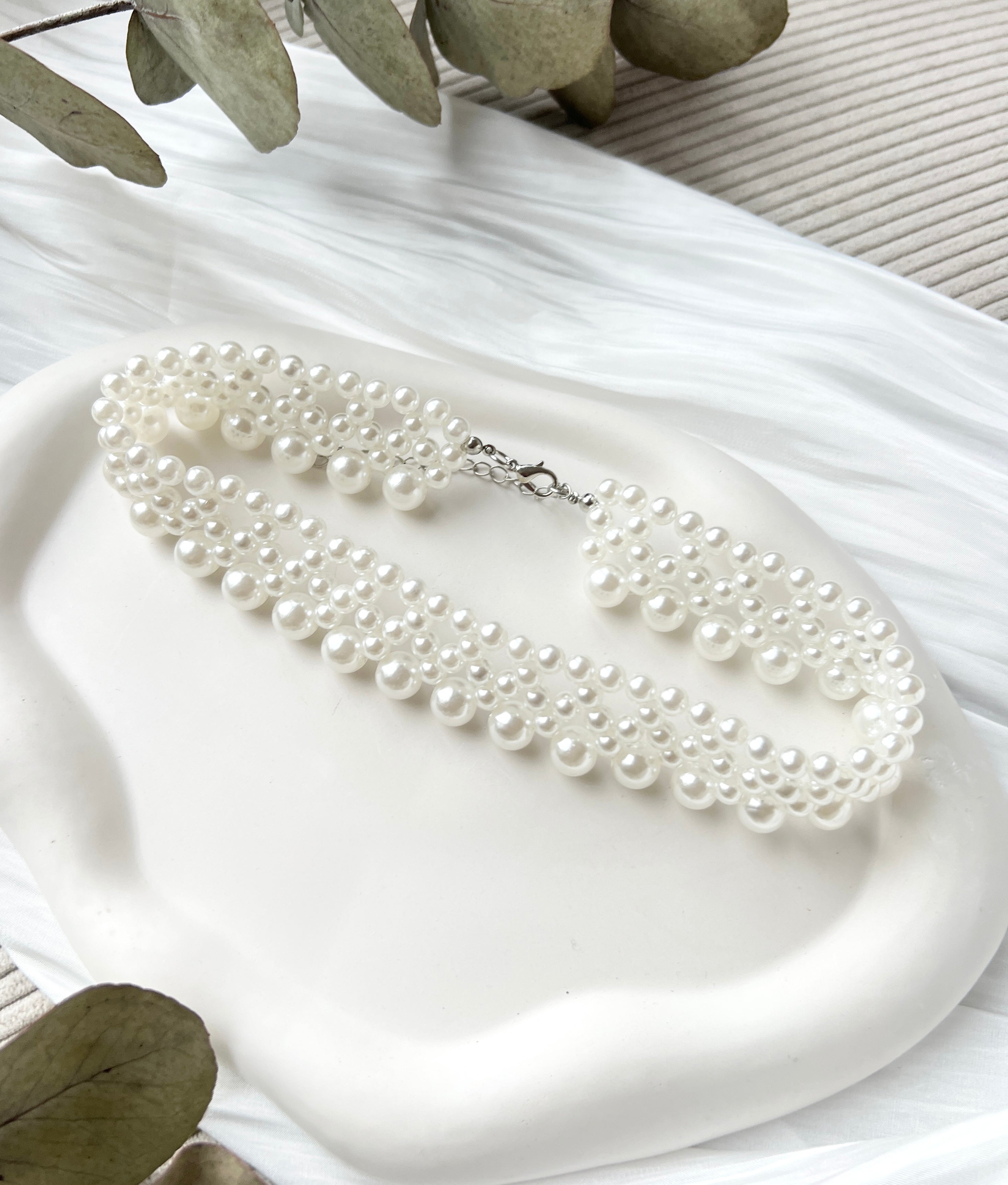 Moderne Perlenhalskette, Brautschmuck mit weissen Perlen, schicker Perlenschmuck, kurze Kette, Statementschmuck, Halskette fuer die Braut, Standesamtlook, Weddinginspiration, Choker, Hochzeitsschmuck, Schmuck Hochzeit