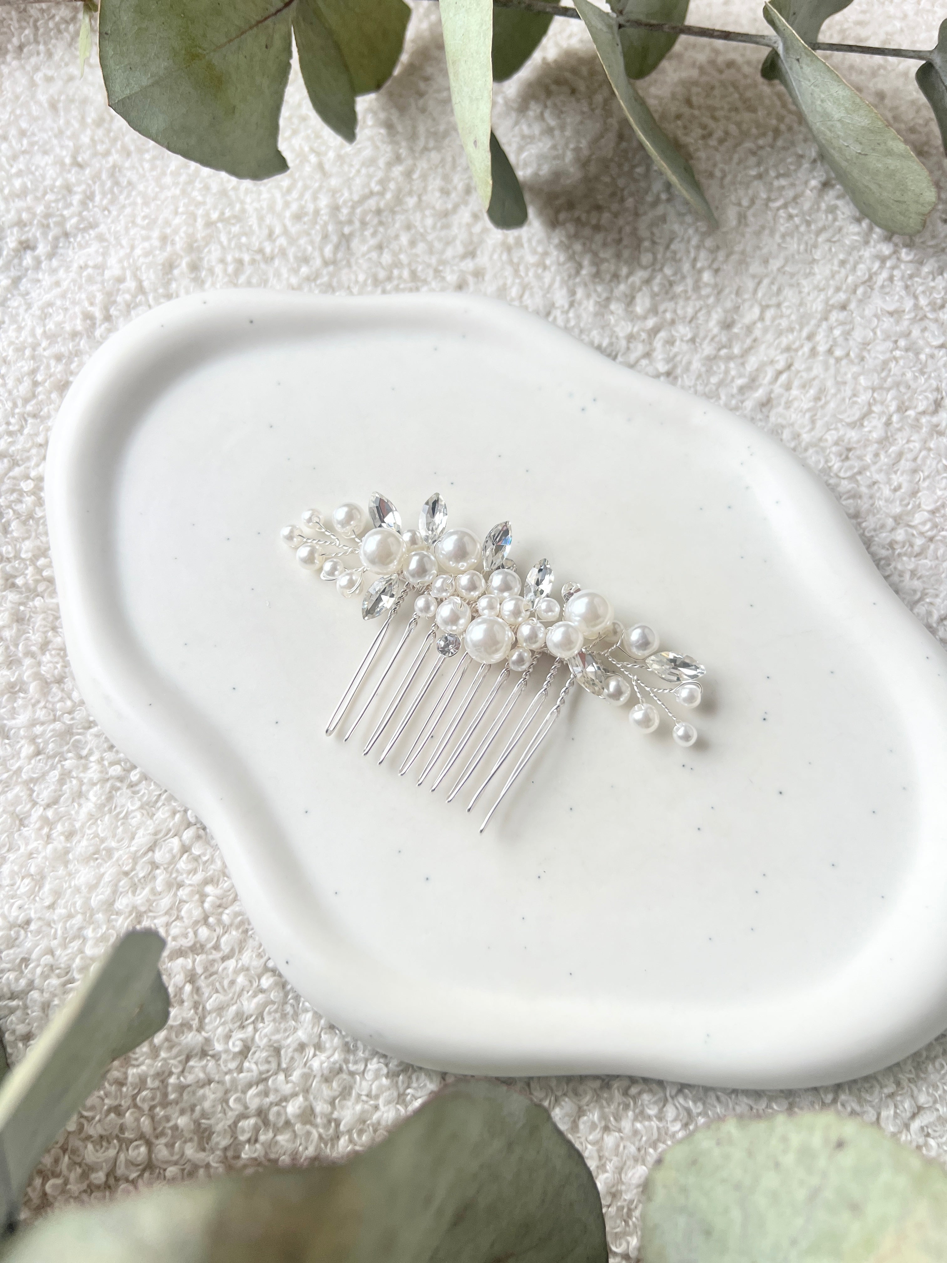 Feiner silberner Brauthaarschmuck eleganter Haarkamm, Brautschmuck mit glaenzenden Strasssteinen, Brautfrisur, Schmuck fuer die Hochzeit, Haarschmuck