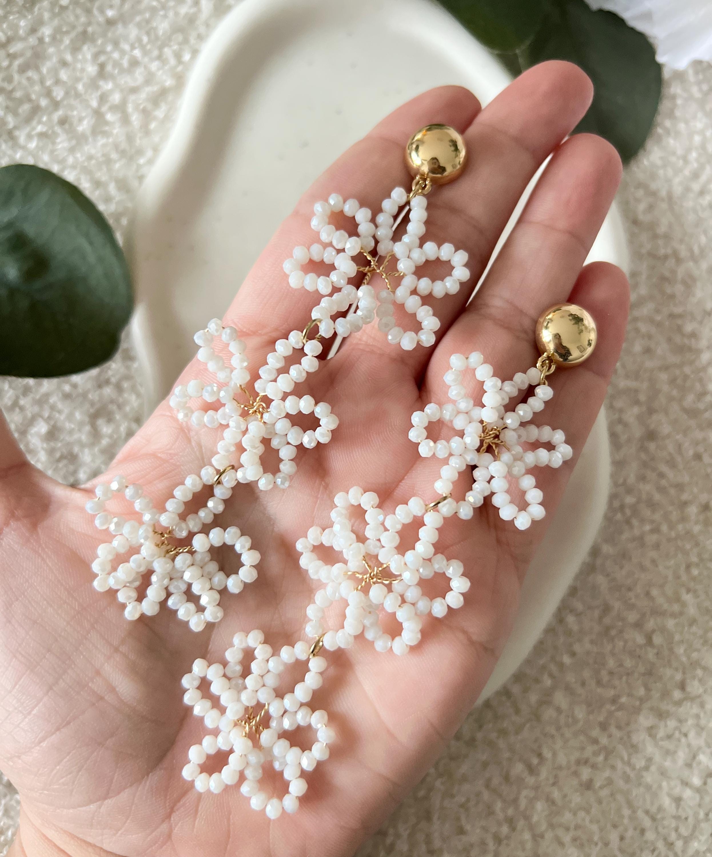 moderne Perlenohrringe Braut, Blütenohrringe, Ohrringe Standesamt Hochzeit, Brautjungfer, weiß und gold, lange Brautohrringe, hochwertiger Brautschmuck, Ohrstecker