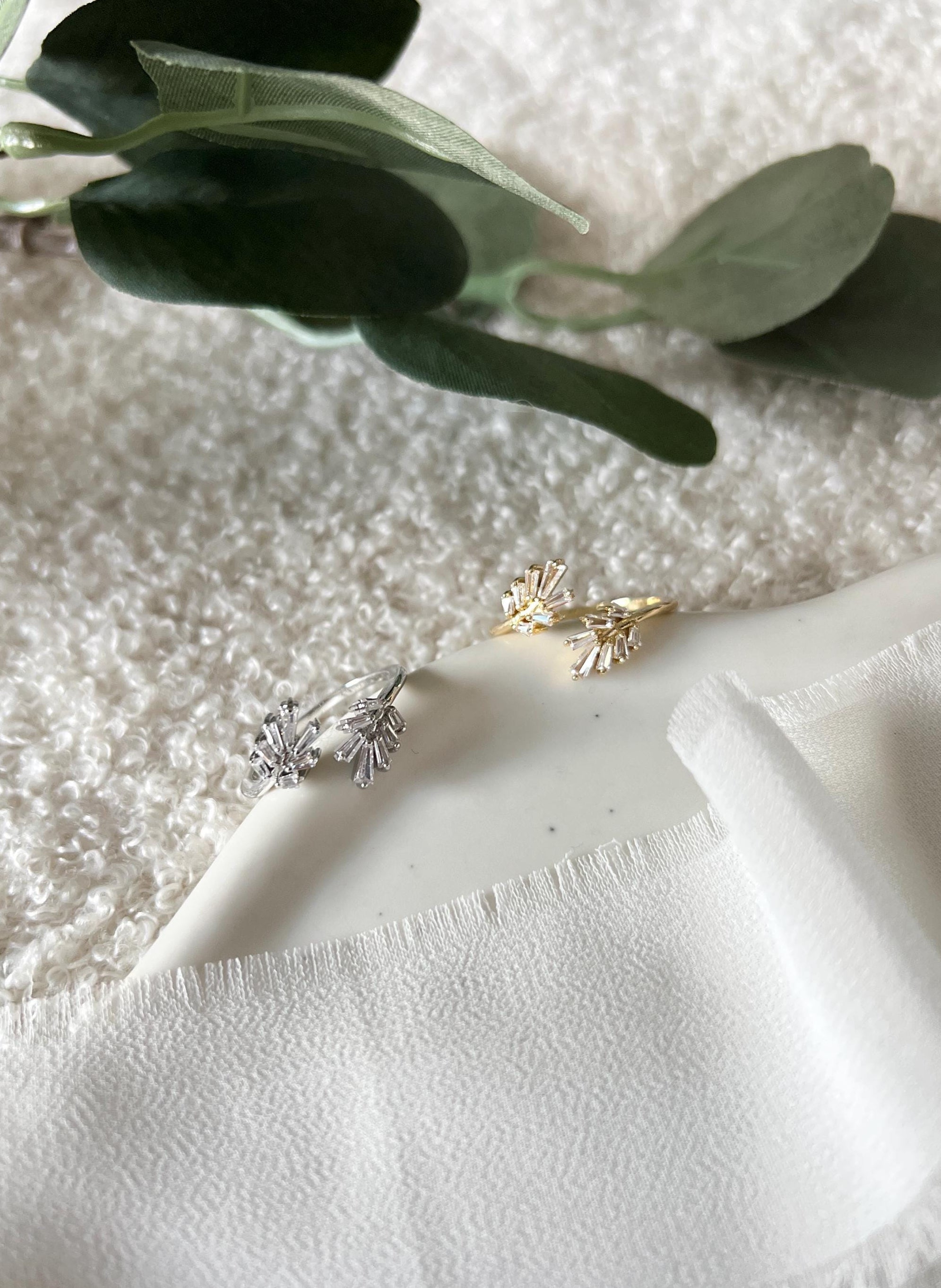 Feiner Ring, Silber oder Gold, glaenzende Strasssteine, filigraner Schmuck, offener Fingerschmuck, verstellbar, Einheitsgröße, Weihnachtsgeschenk, Geburtstagsgeschenk, Schmuck Frauen, eleganter Damenschmuck