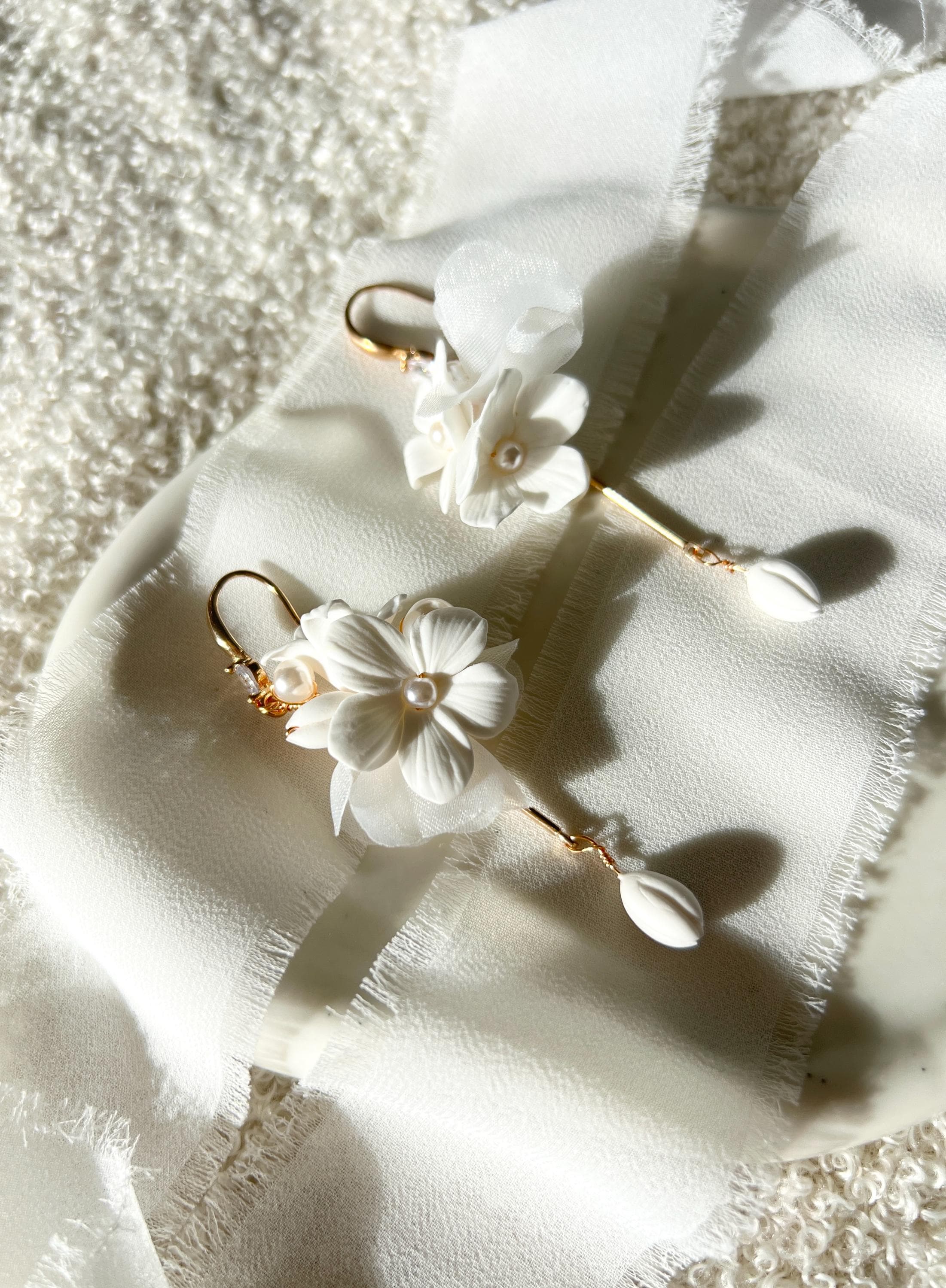 Brautohrringe, Perlen, Weiß und Gold, Blüten, lange Ohrringe mit Blumen und kleinen Perlen, Perlenschmuck, Hängeohrringe, weißer Brautschmuck, Braut, Hochzeit, Schmuck, Accessoire Brautjungfer, Hochzeitsschmuck