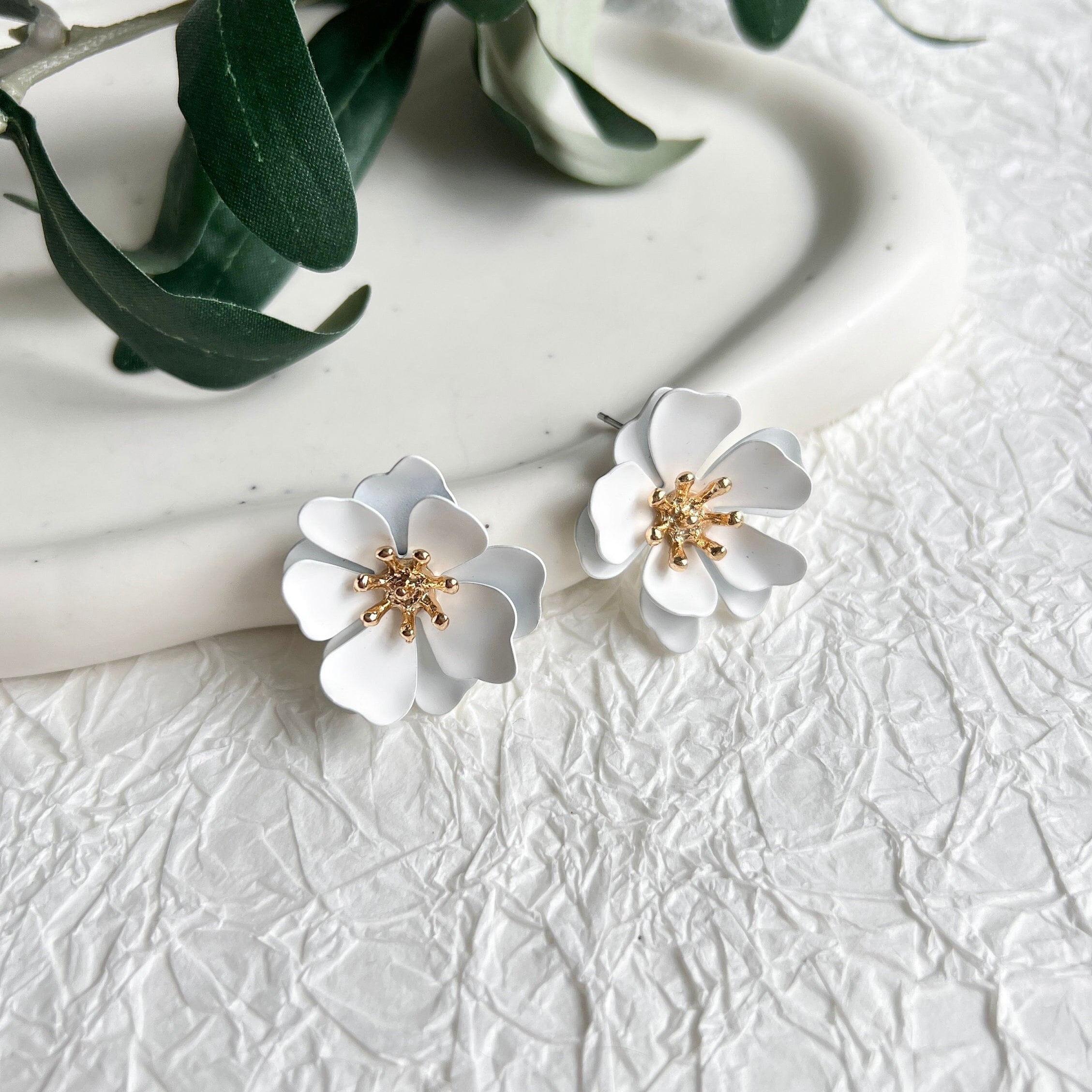 Ohrringe Blüten, Brautohrringe, Weiß und Gold, Ohrstecker, Brautschmuck, Hochzeit Braut,-Ohrringe-Schmuckblüte