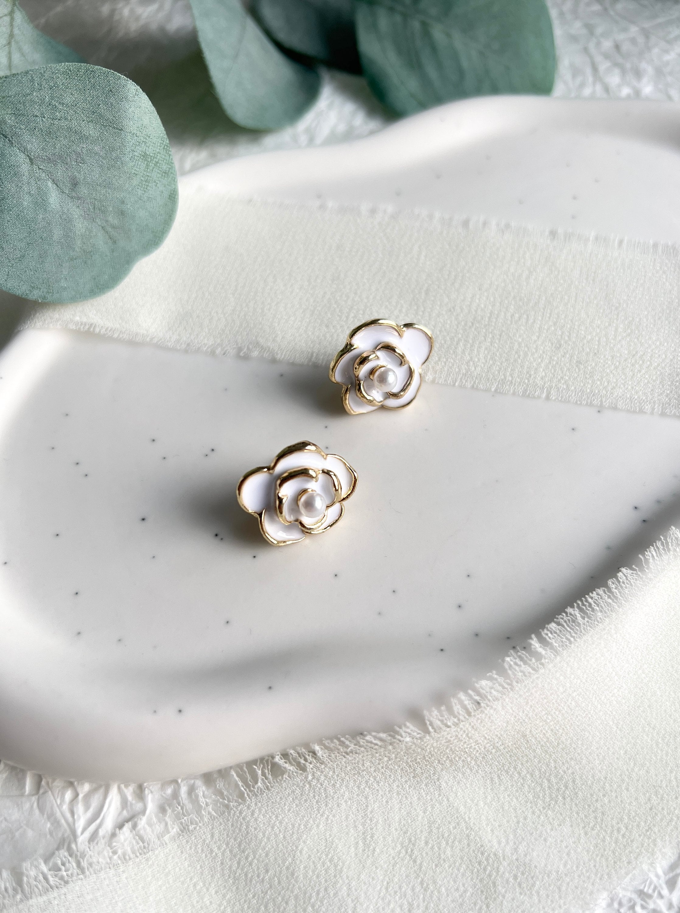 Ohrringe Blumen, Weiß und Gold Details, Perlen Ohrstecker Brautschmuck, BrautohrringeHochzeit-Ohrringe-Schmuckblüte