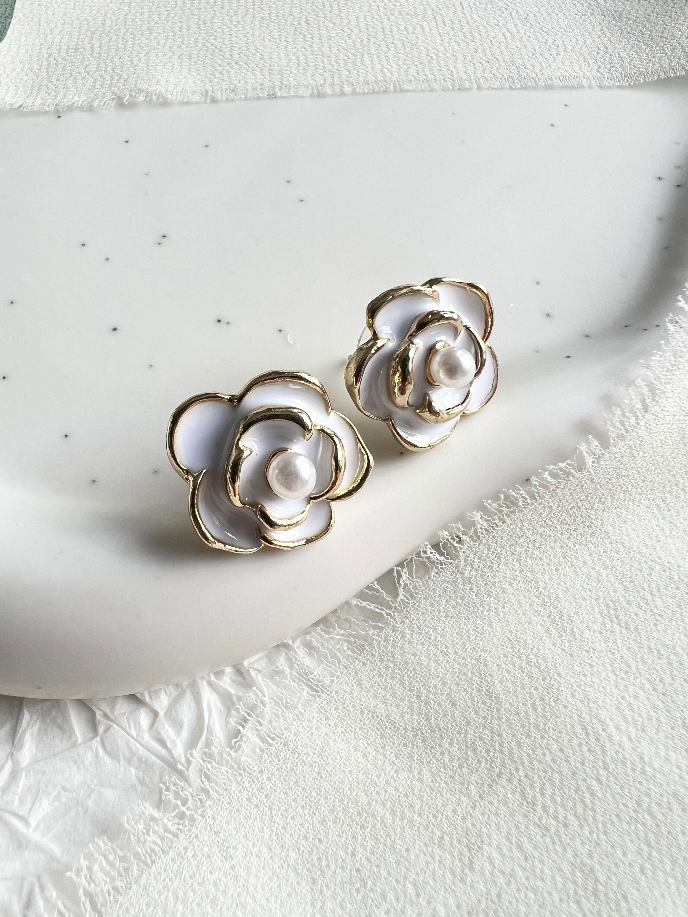 Ohrringe Blumen, Weiß und Gold Details, Perlen Ohrstecker Brautschmuck, BrautohrringeHochzeit-Ohrringe-Schmuckblüte