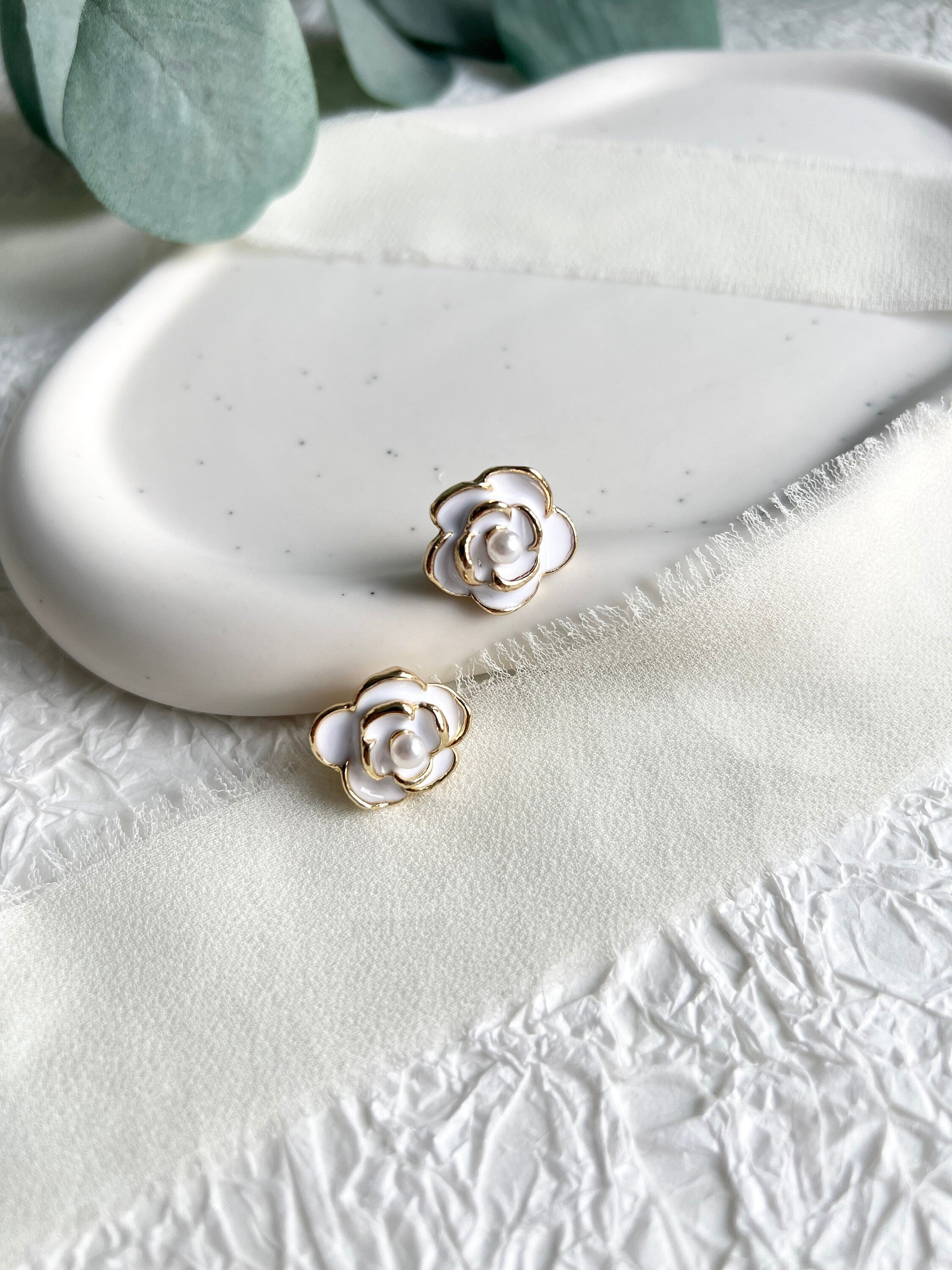 Ohrringe Blumen, Weiß und Gold Details, Perlen Ohrstecker Brautschmuck, BrautohrringeHochzeit-Ohrringe-Schmuckblüte