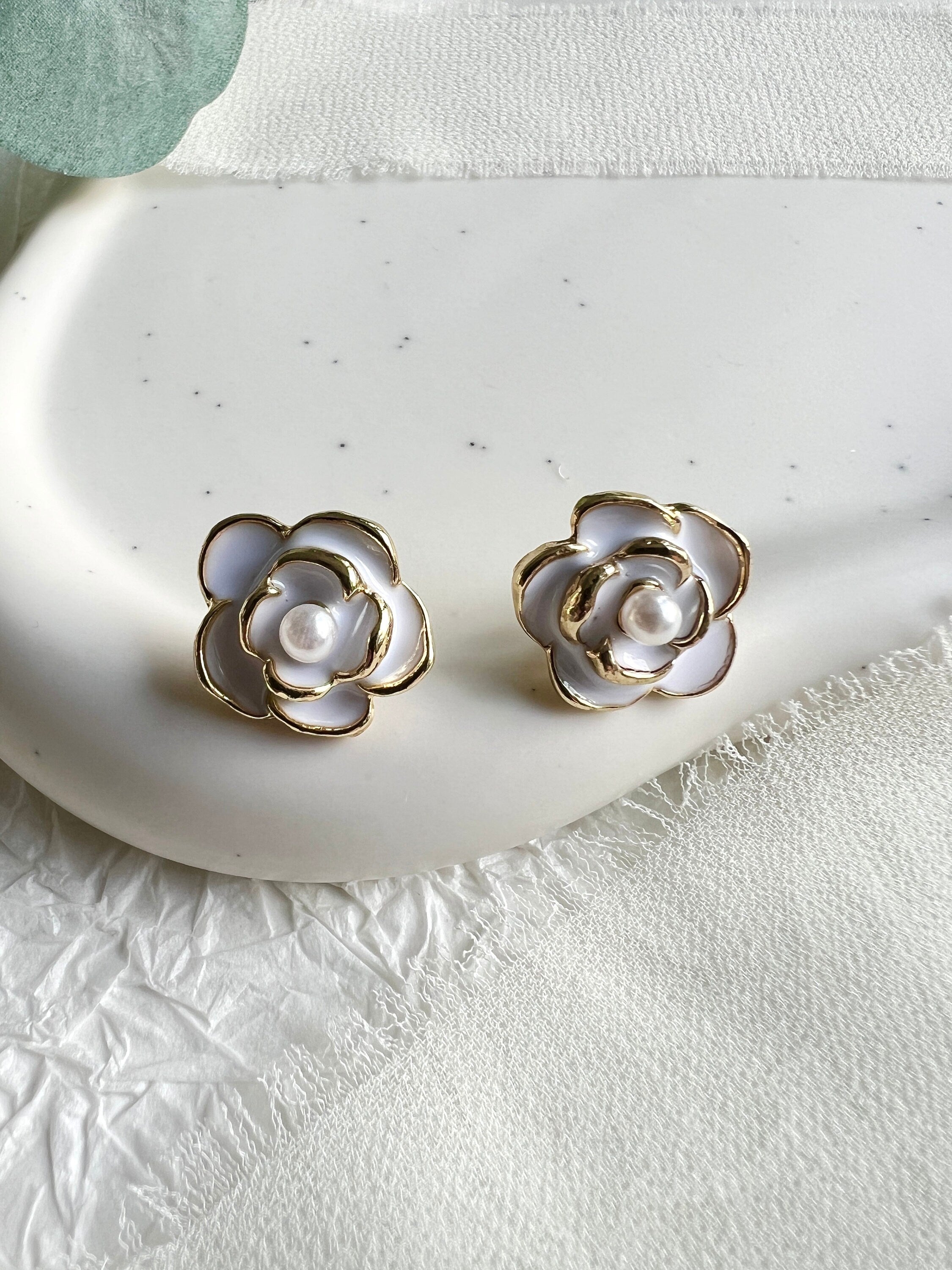 Ohrringe Blumen, Weiß und Gold Details, Perlen Ohrstecker Brautschmuck, BrautohrringeHochzeit-Ohrringe-Schmuckblüte