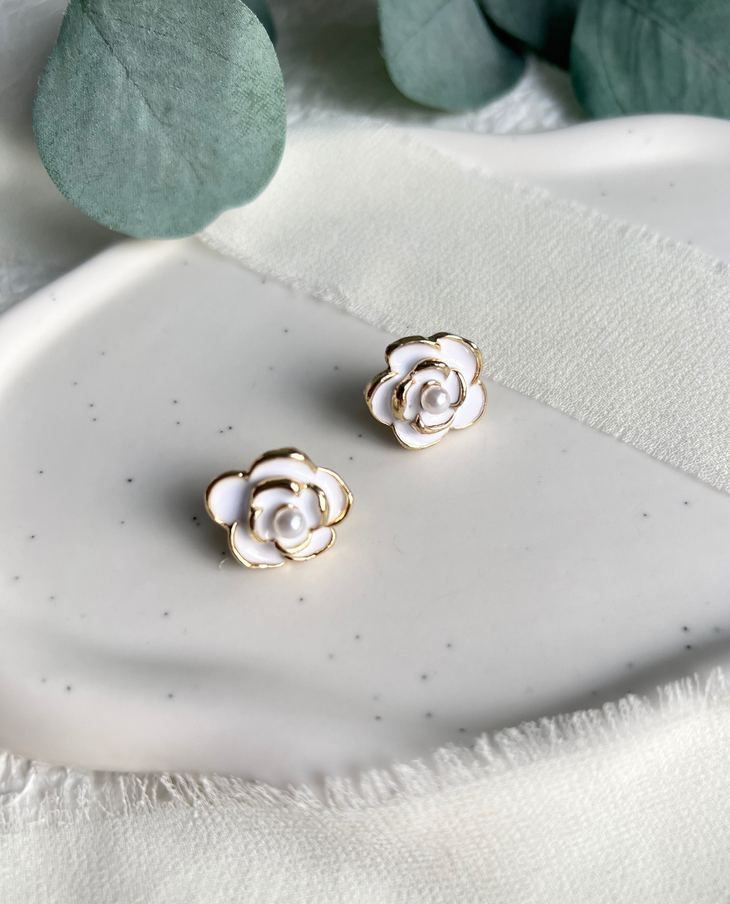 Ohrringe Blumen, Weiß und Gold Details, Perlen Ohrstecker Brautschmuck, BrautohrringeHochzeit-Ohrringe-Schmuckblüte