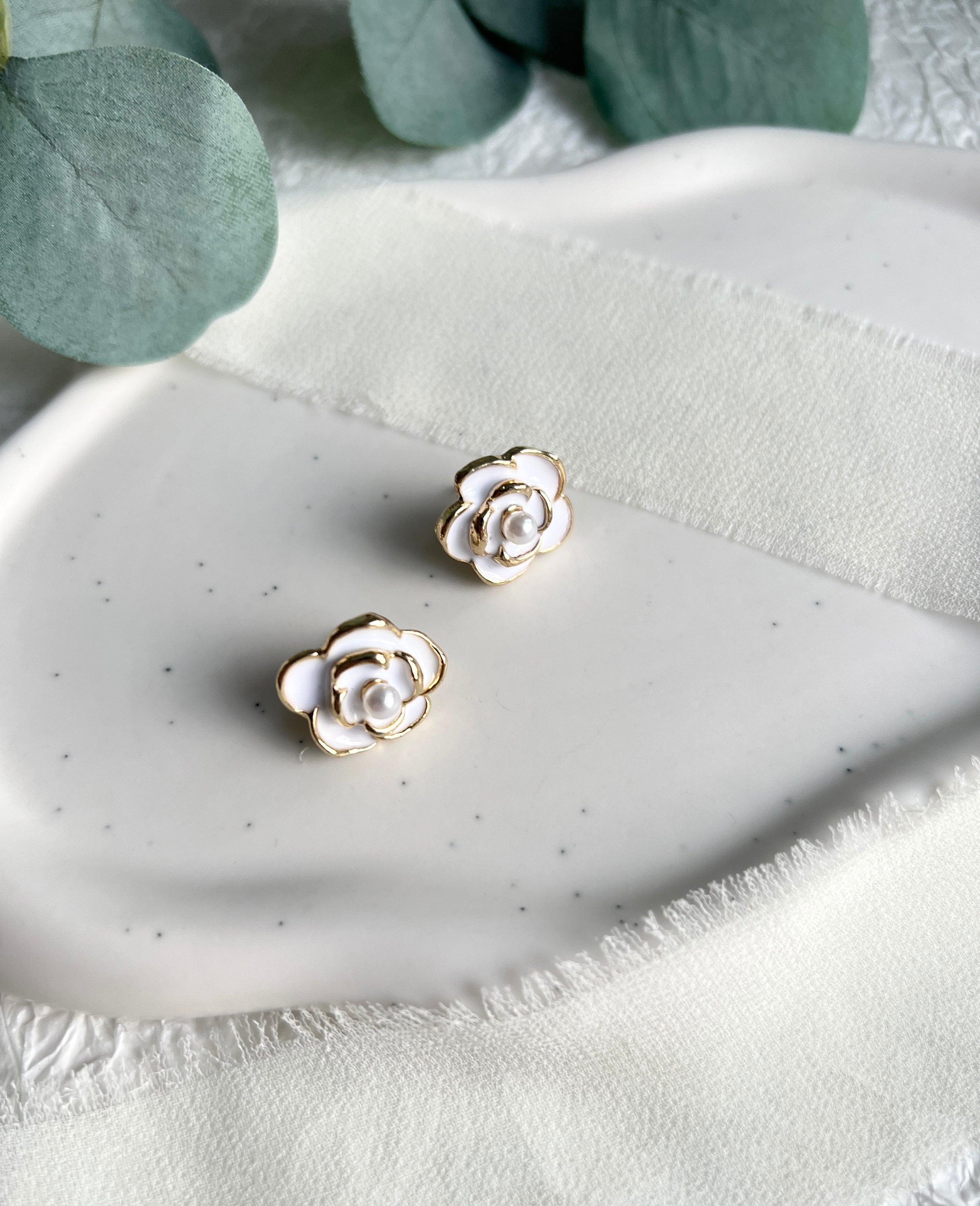 Ohrringe Blumen, Weiß und Gold Details, Perlen Ohrstecker Brautschmuck, BrautohrringeHochzeit-Ohrringe-Schmuckblüte