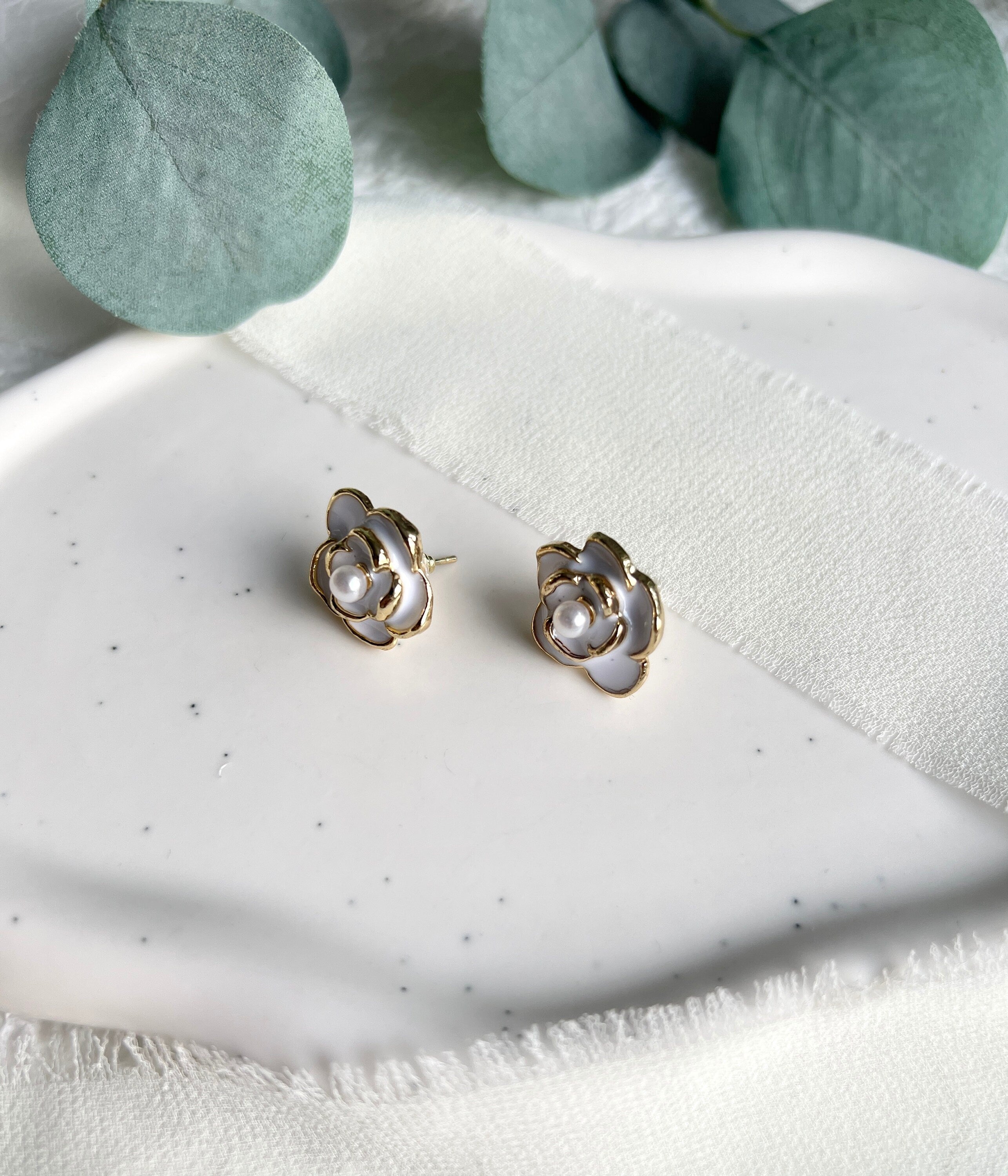 Ohrringe Blumen, Weiß und Gold Details, Perlen Ohrstecker Brautschmuck, BrautohrringeHochzeit-Ohrringe-Schmuckblüte