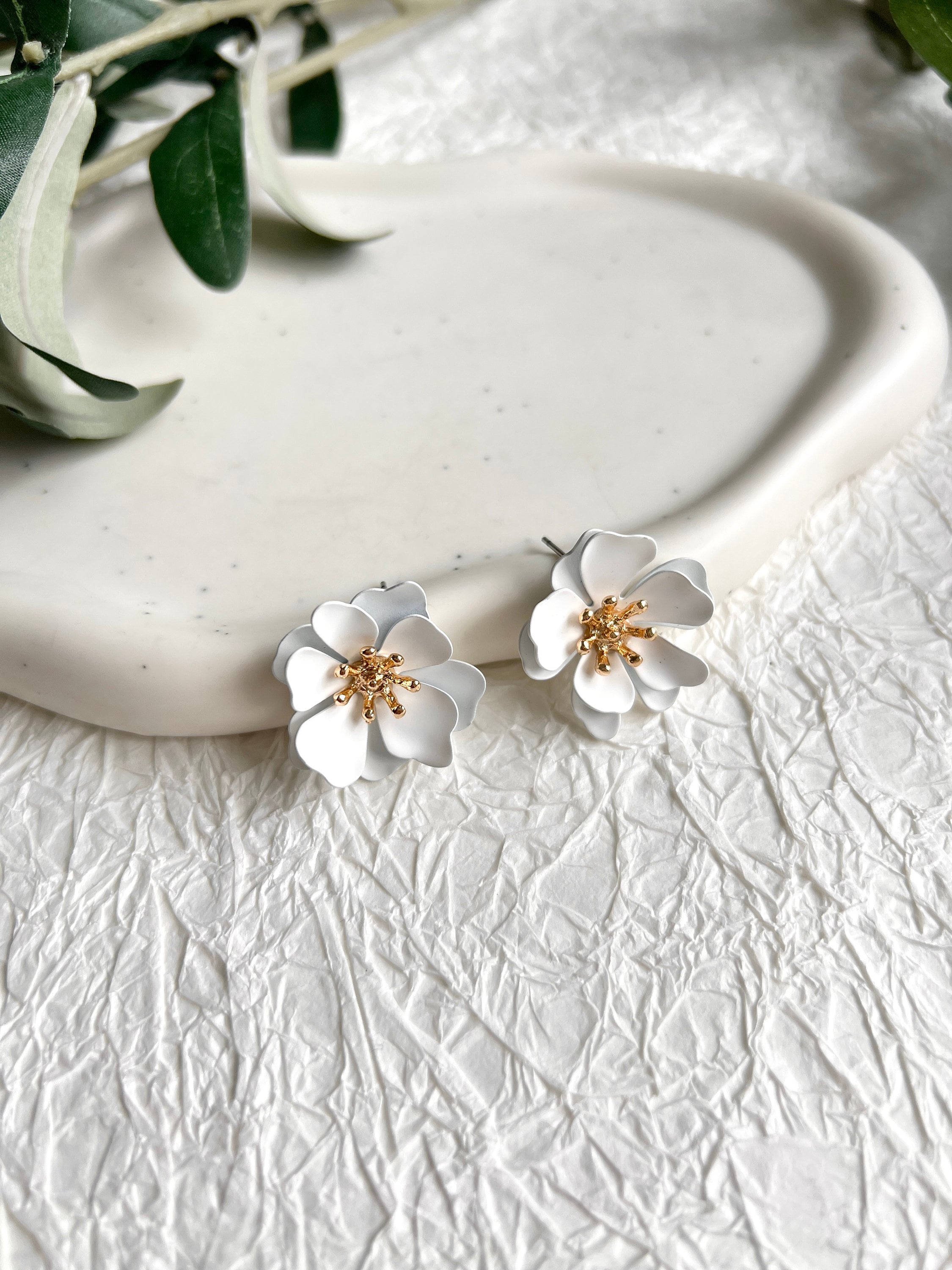 Ohrringe Blüten, Brautohrringe, Weiß und Gold, Ohrstecker, Brautschmuck, Hochzeit Braut,-Ohrringe-Schmuckblüte