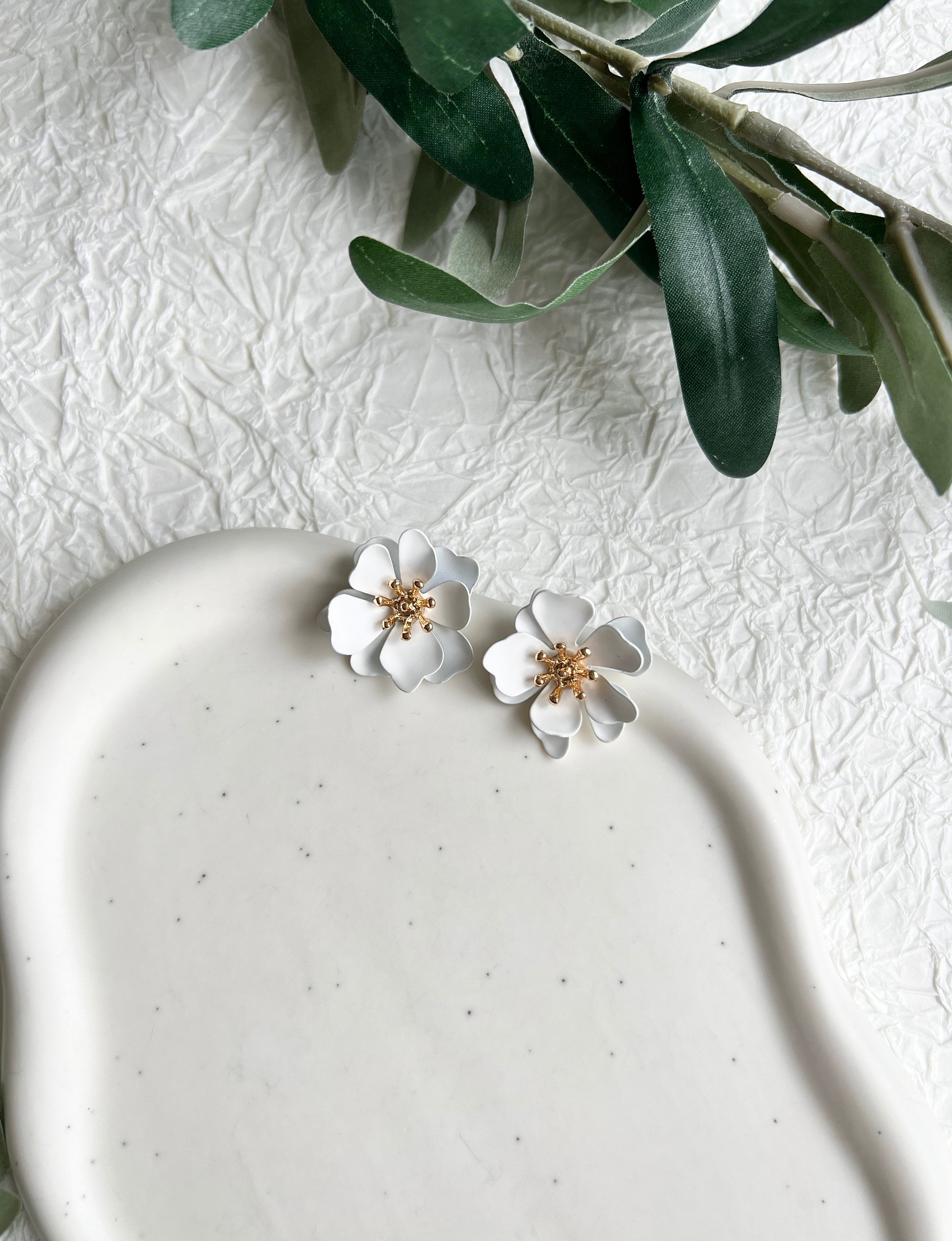 Ohrringe Blüten, Brautohrringe, Weiß und Gold, Ohrstecker, Brautschmuck, Hochzeit Braut,-Ohrringe-Schmuckblüte