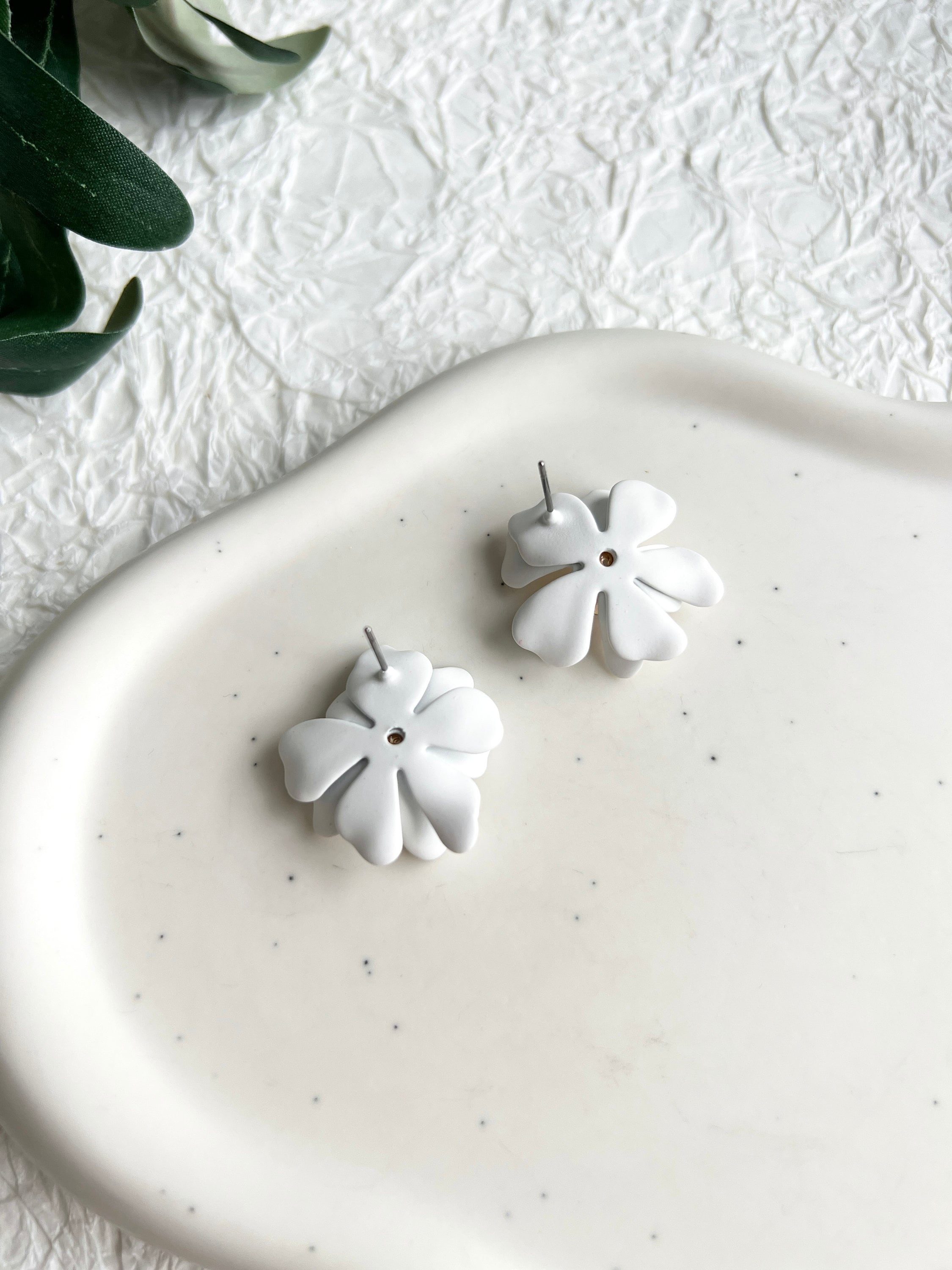 Ohrringe Blüten, Brautohrringe, Weiß und Gold, Ohrstecker, Brautschmuck, Hochzeit Braut,-Ohrringe-Schmuckblüte