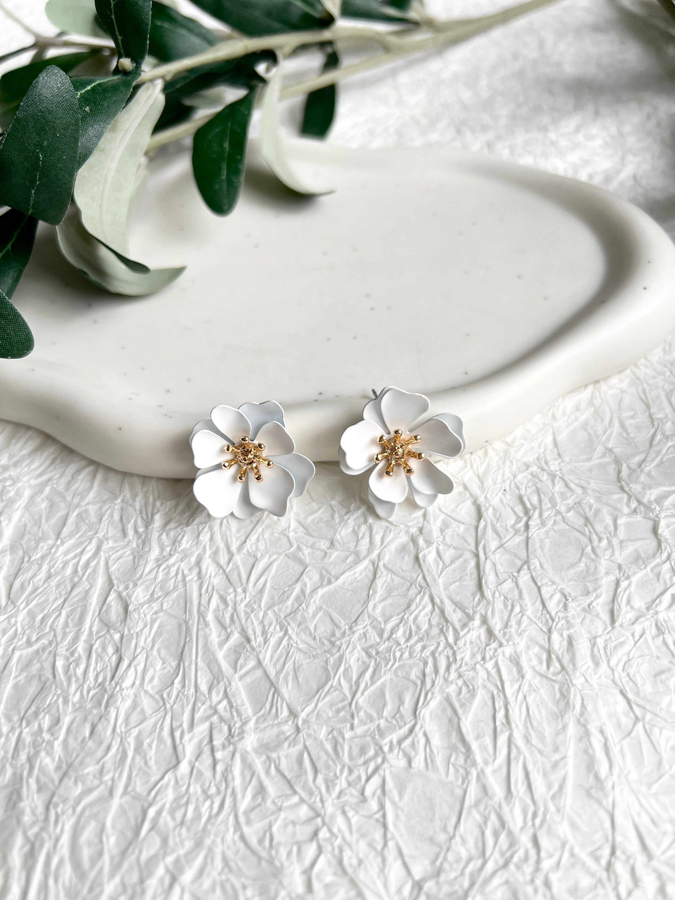 Ohrringe Blüten, Brautohrringe, Weiß und Gold, Ohrstecker, Brautschmuck, Hochzeit Braut,-Ohrringe-Schmuckblüte