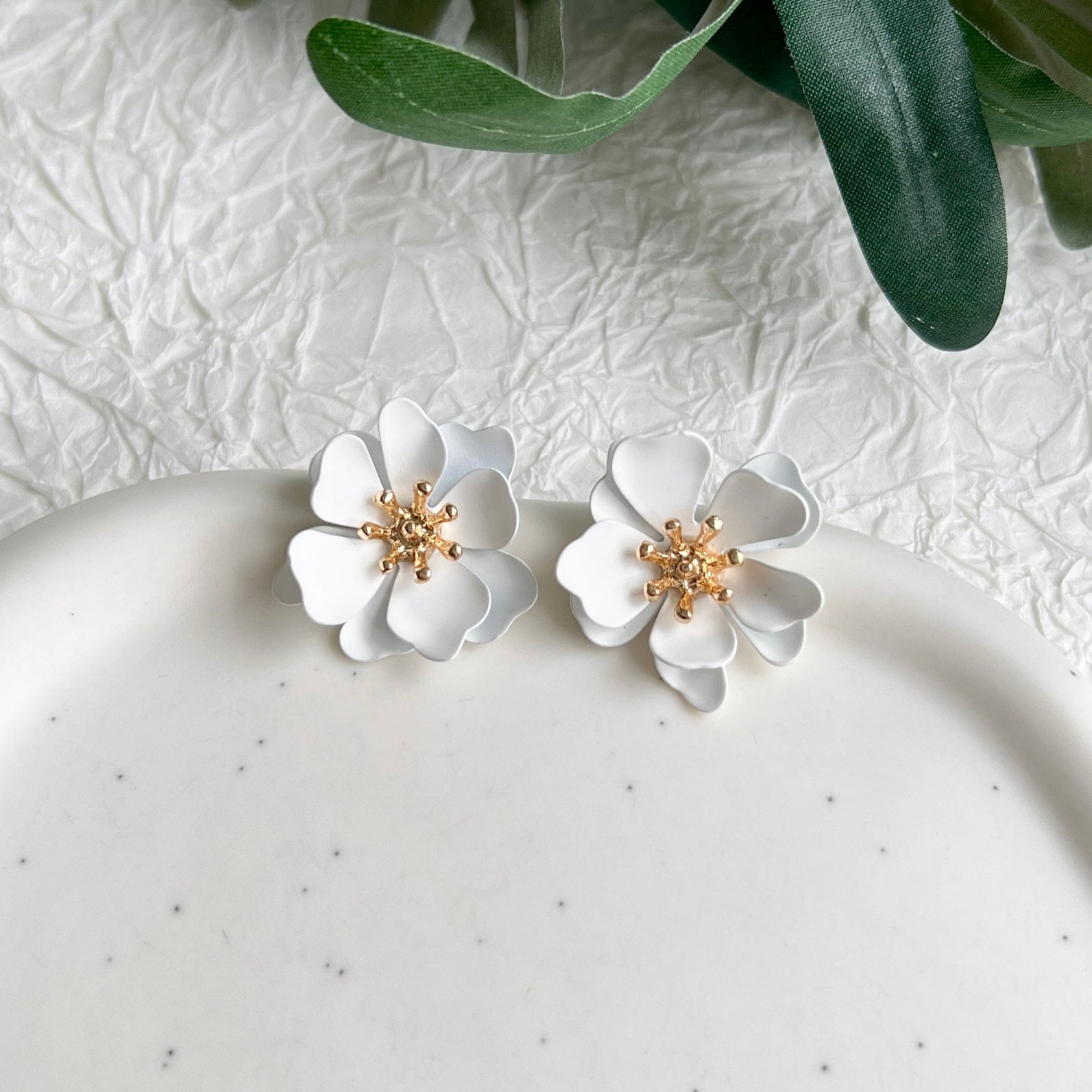 Ohrringe Blüten, Brautohrringe, Weiß und Gold, Ohrstecker, Brautschmuck, Hochzeit Braut,-Ohrringe-Schmuckblüte