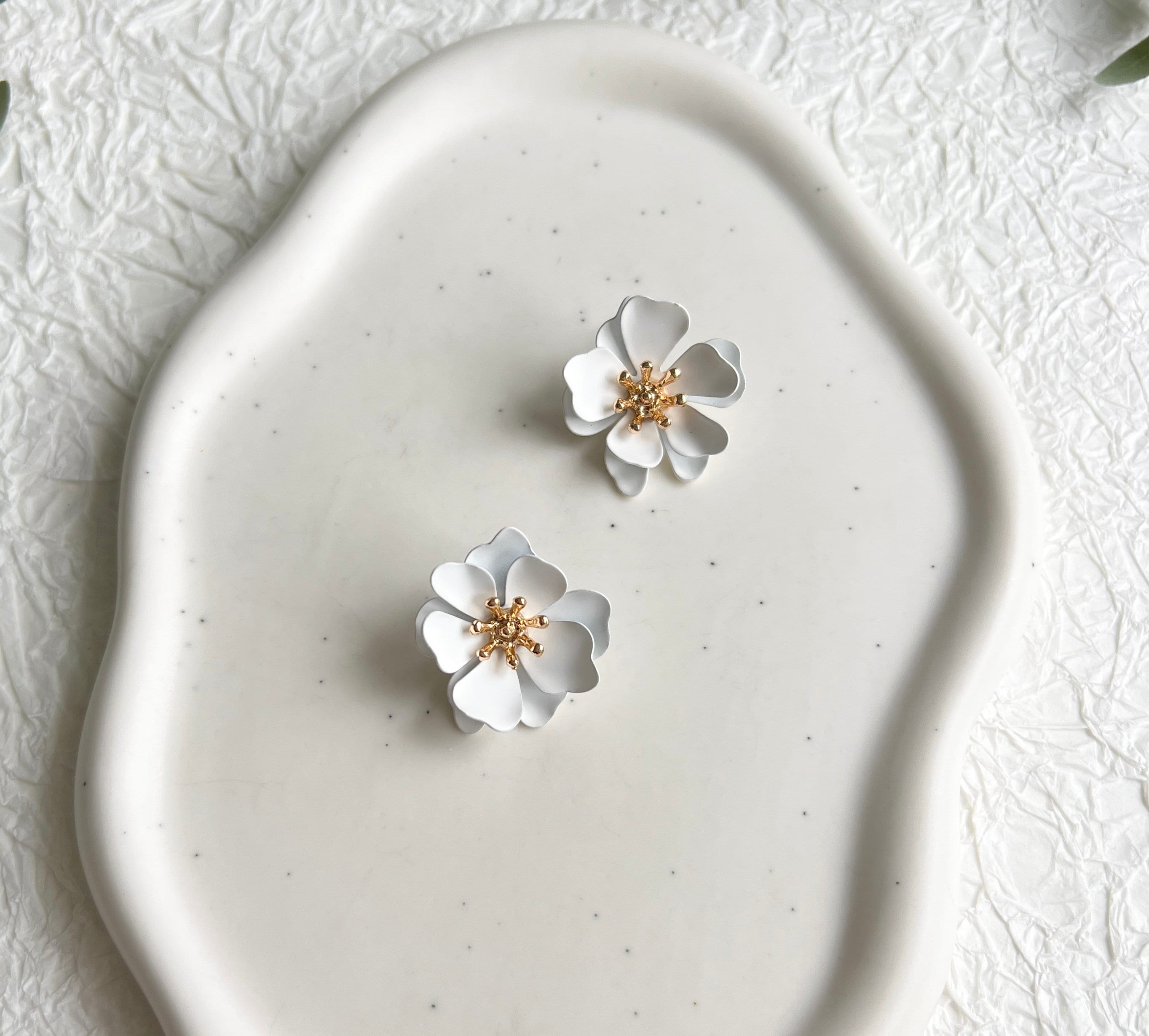 Ohrringe Blüten, Brautohrringe, Weiß und Gold, Ohrstecker, Brautschmuck, Hochzeit Braut,-Ohrringe-Schmuckblüte