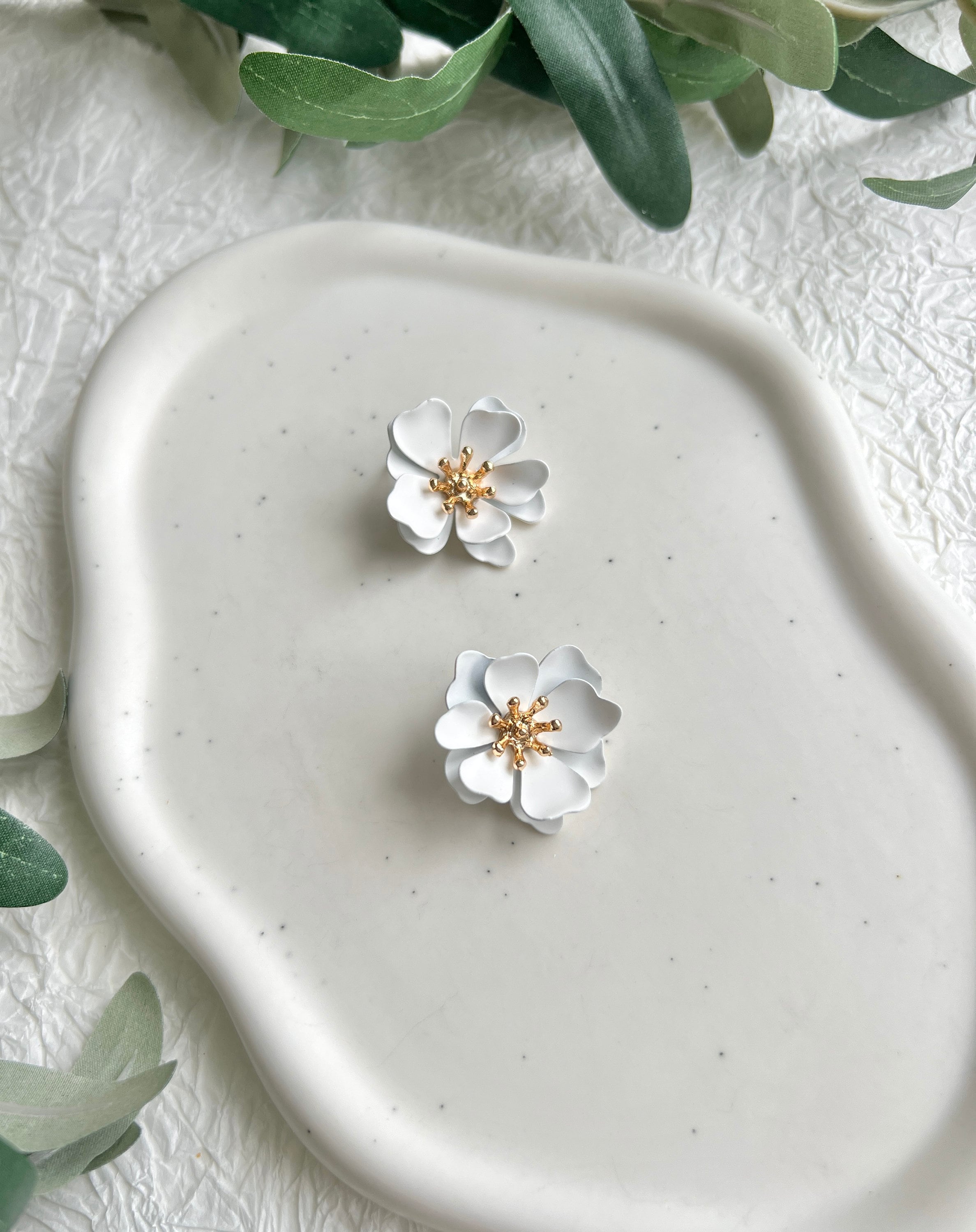 Ohrringe Blüten, Brautohrringe, Weiß und Gold, Ohrstecker, Brautschmuck, Hochzeit Braut,-Ohrringe-Schmuckblüte