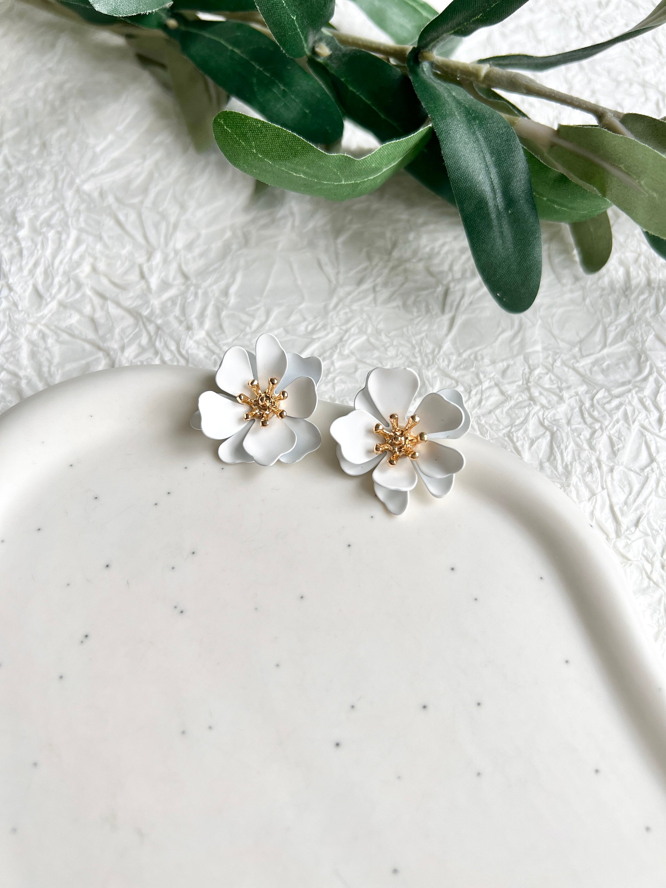 Ohrringe Blüten, Brautohrringe, Weiß und Gold, Ohrstecker, Brautschmuck, Hochzeit Braut,-Ohrringe-Schmuckblüte