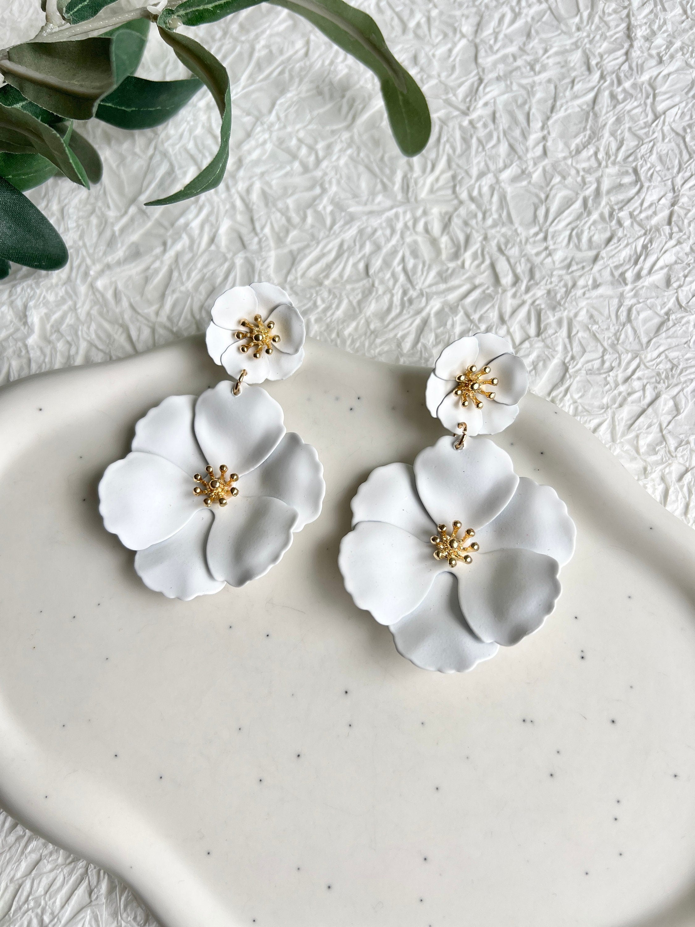 Ohrringe Braut, weiß und gold, große Couture Blüten, Hängeohrringe, Brautschmuck, Brautohrringe,-Ohrringe-Schmuckblüte
