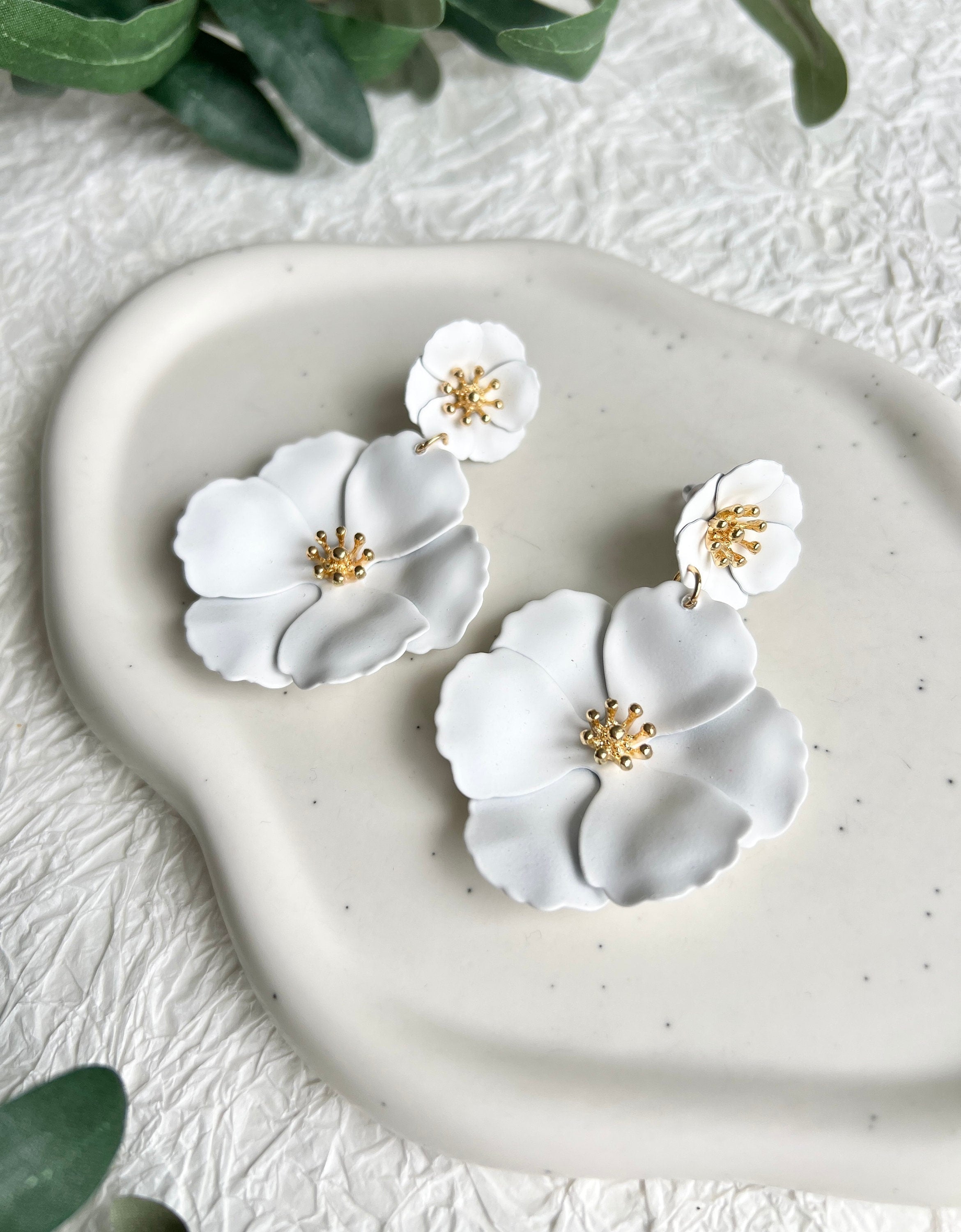 Ohrringe Braut, weiß und gold, große Couture Blüten, Hängeohrringe, Brautschmuck, Brautohrringe,-Ohrringe-Schmuckblüte