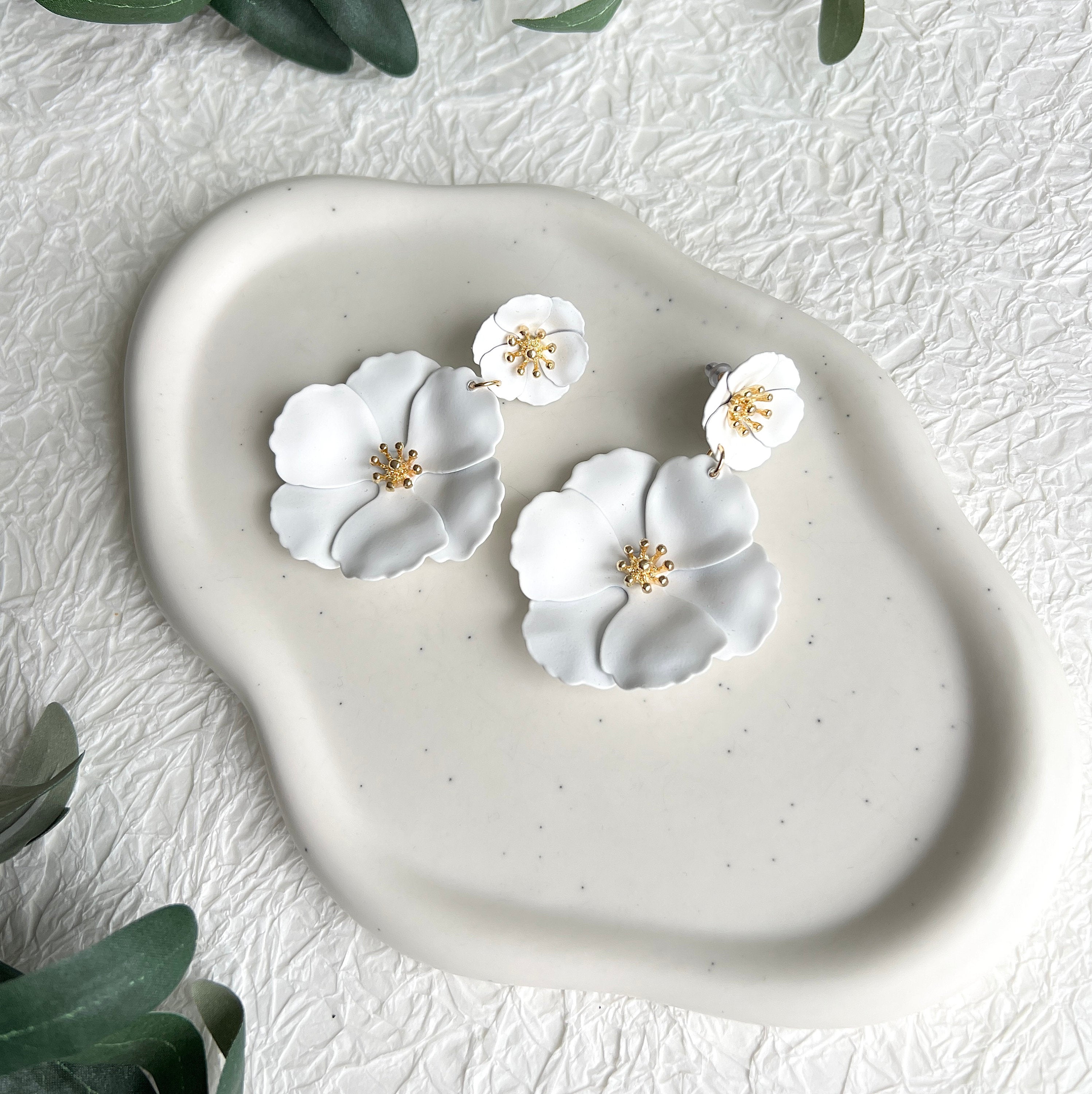 Ohrringe Braut, weiß und gold, große Couture Blüten, Hängeohrringe, Brautschmuck, Brautohrringe,-Ohrringe-Schmuckblüte