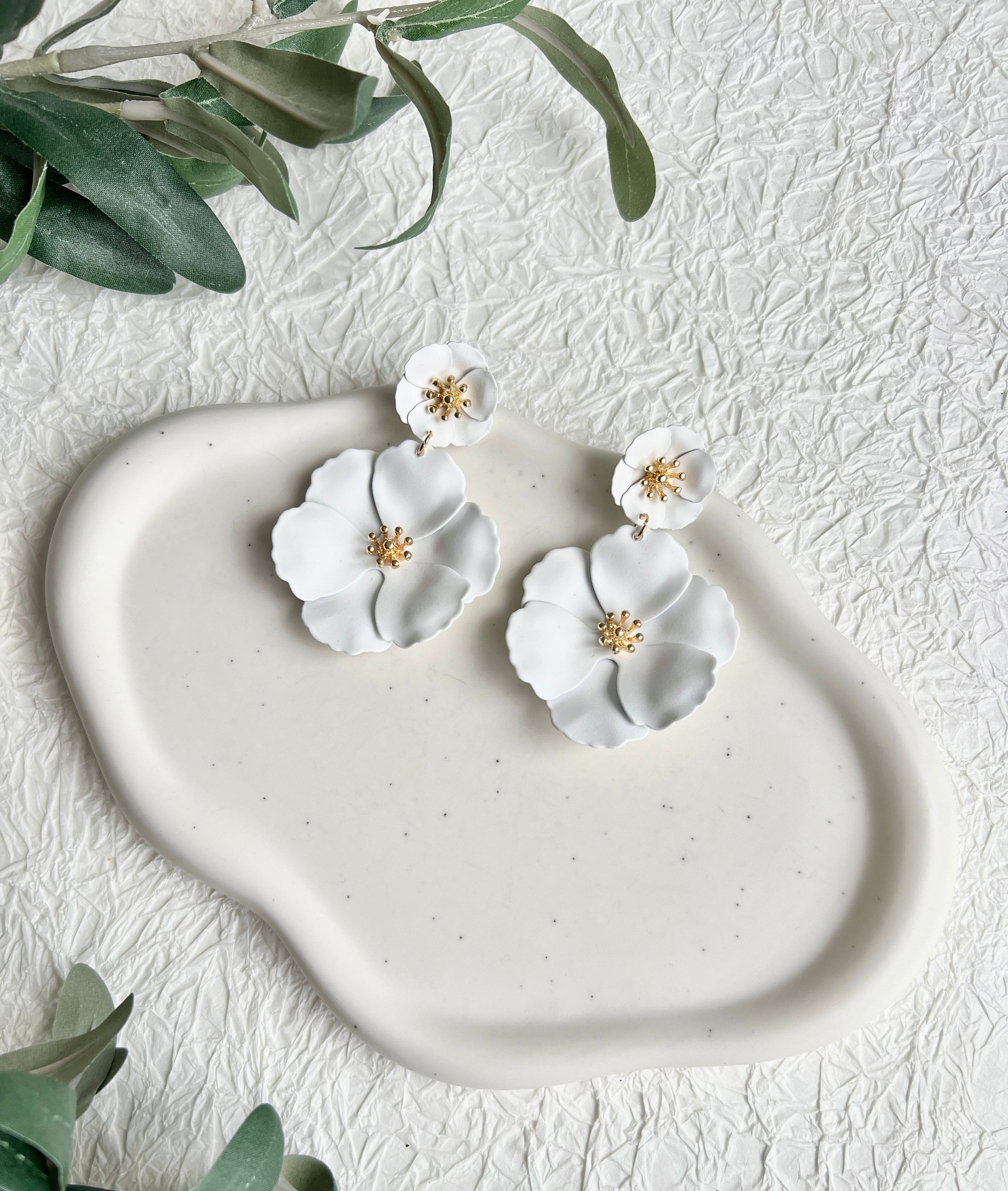 Ohrringe Braut, weiß und gold, große Couture Blüten, Hängeohrringe, Brautschmuck, Brautohrringe,-Ohrringe-Schmuckblüte